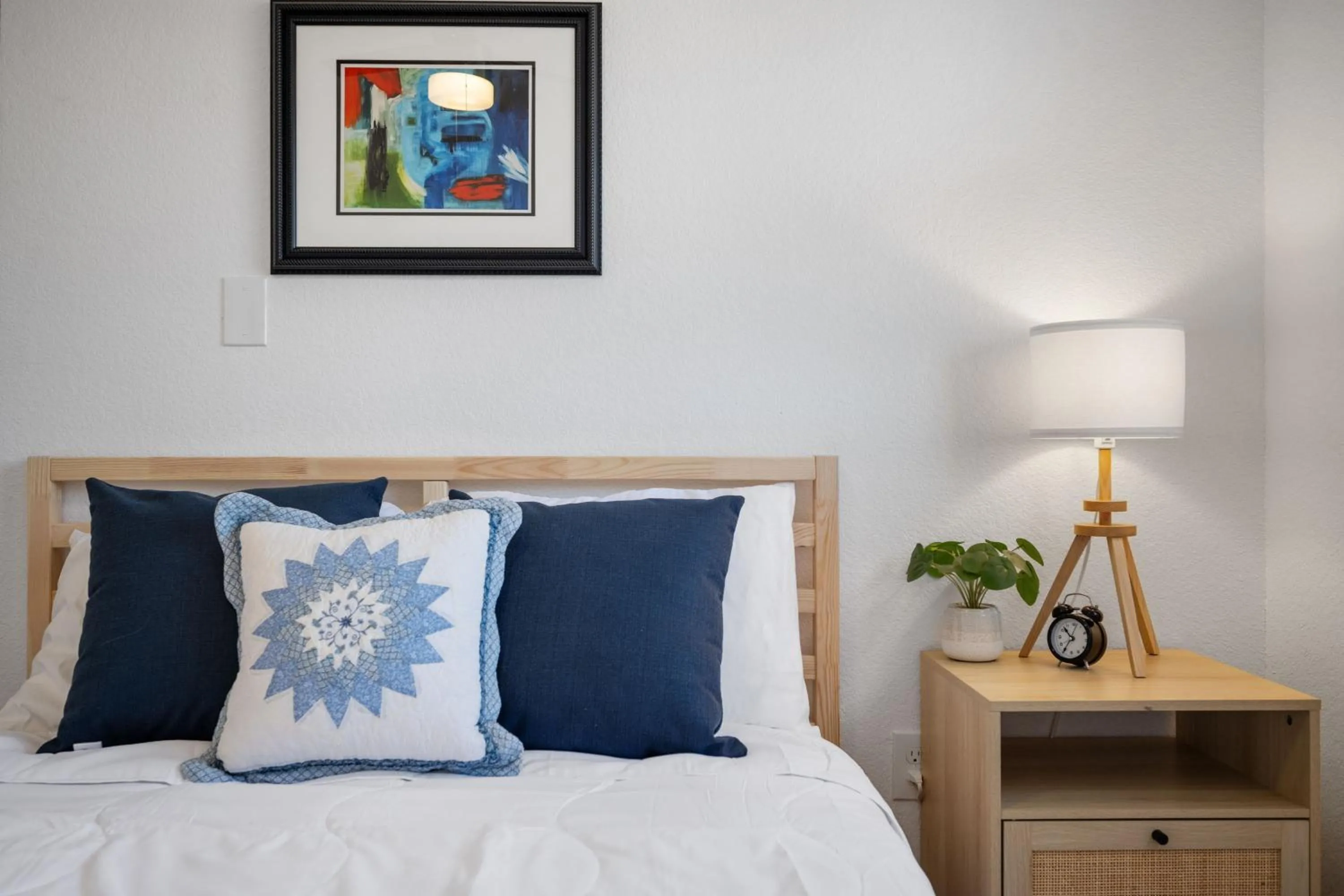Bed in Beautiful Work Stay Retreat in Pueblo Near Downtown