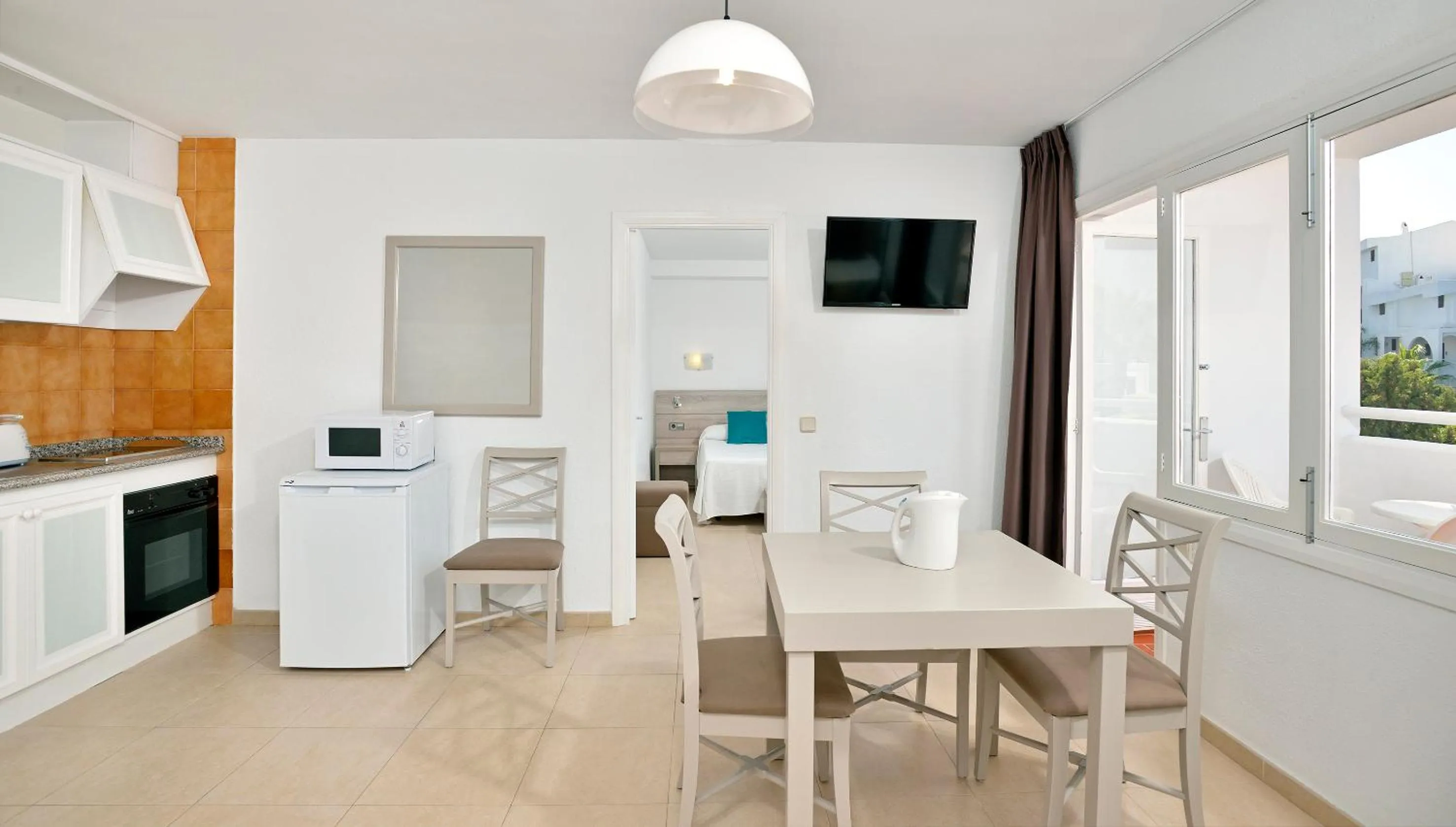 Kitchen or kitchenette in Sol Cala d´Or Apartamentos