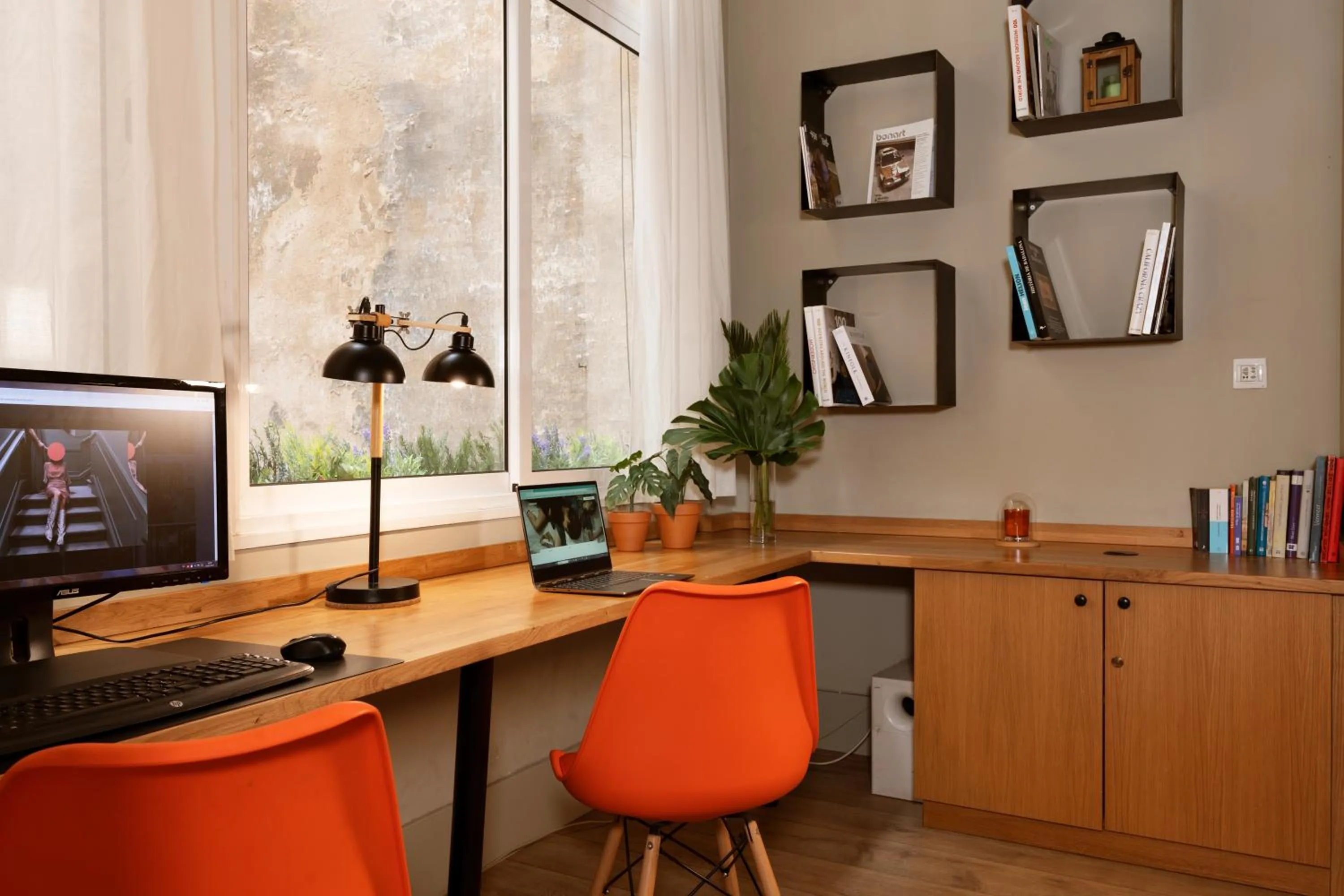 TV and multimedia in Chic & Basic Tallers Hostal