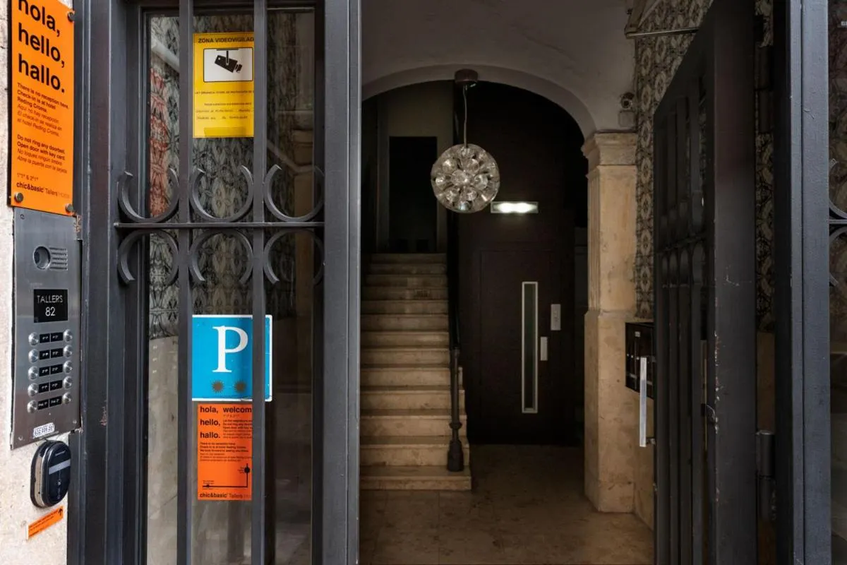 Facade/entrance in Chic & Basic Tallers Hostal