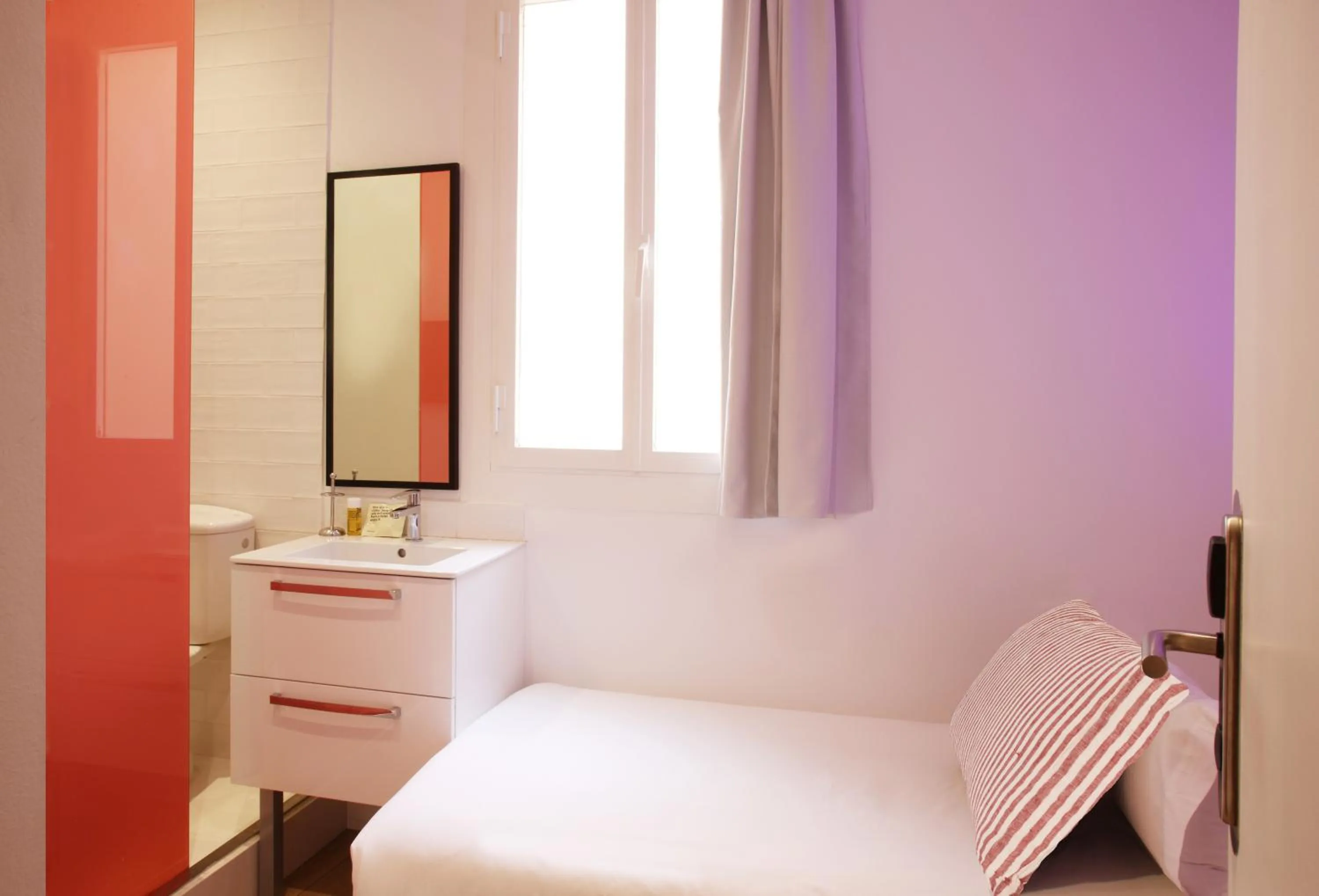 Bedroom, Bed in Chic & Basic Tallers Hostal