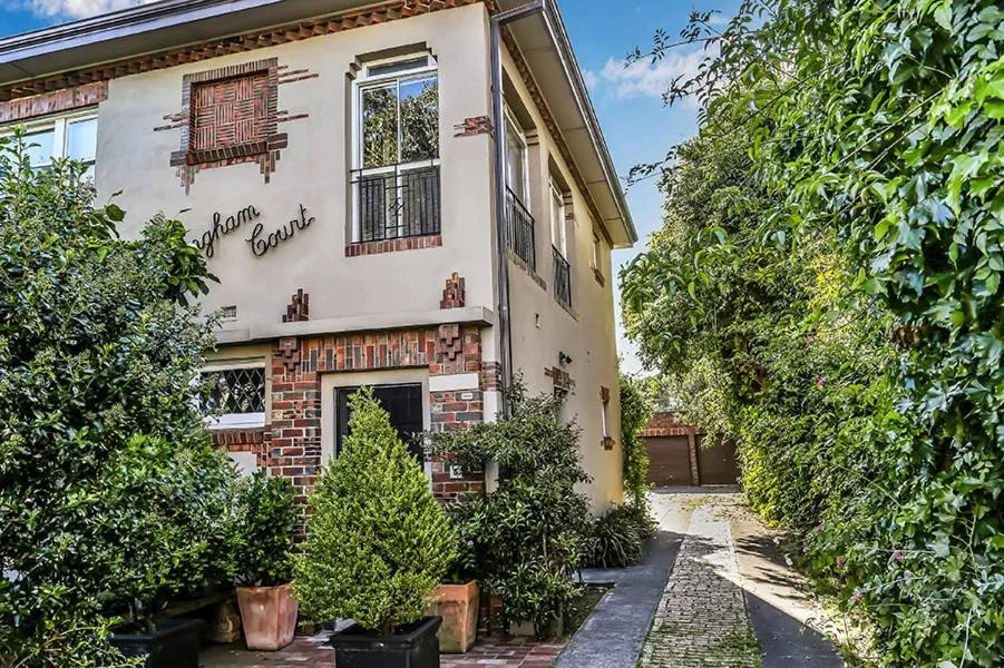 Large 3 Bed Art Deco Apartment in Camberwell