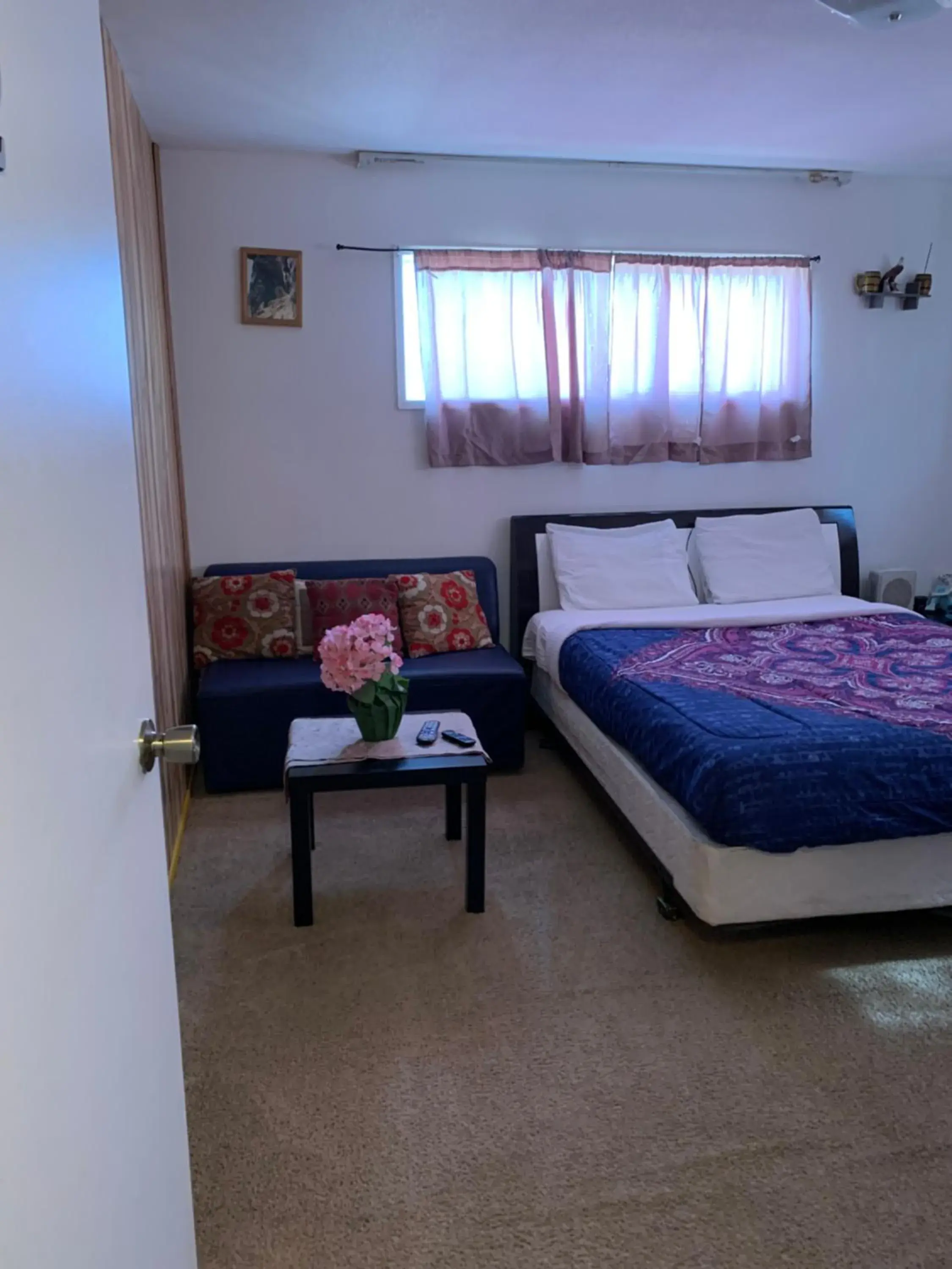 Double Room with Shared Bathroom in The Yellow Penthouse LLC Double Room with Shared Bathroom in The Yellow Penthouse LLC