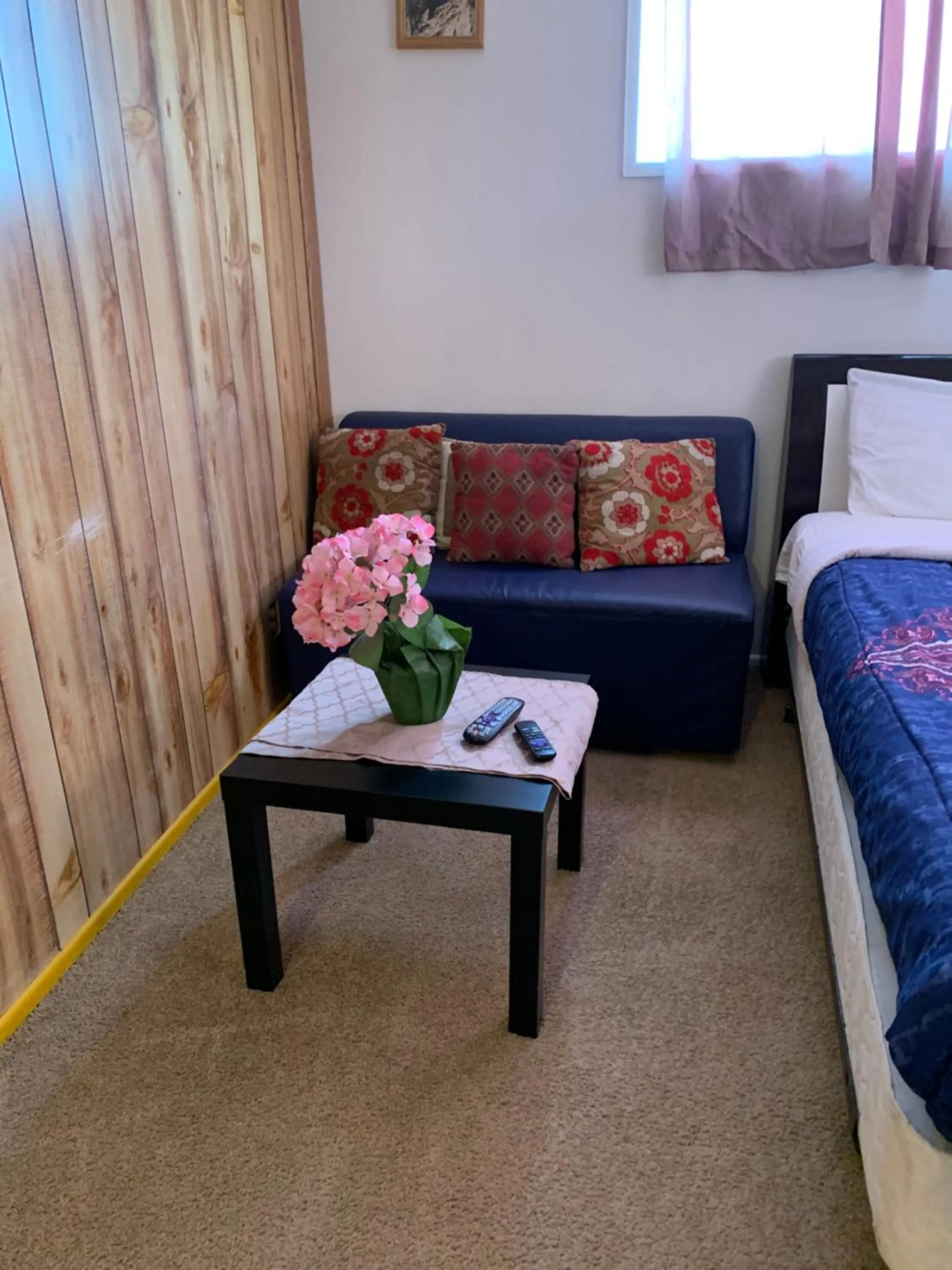 Seating area, Bed in The Yellow Penthouse LLC