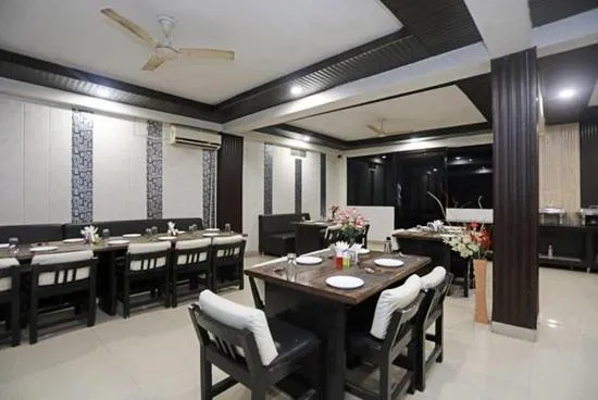 Restaurant/places to eat in Hotel Areeba by The Golden Taj Group & Hotels