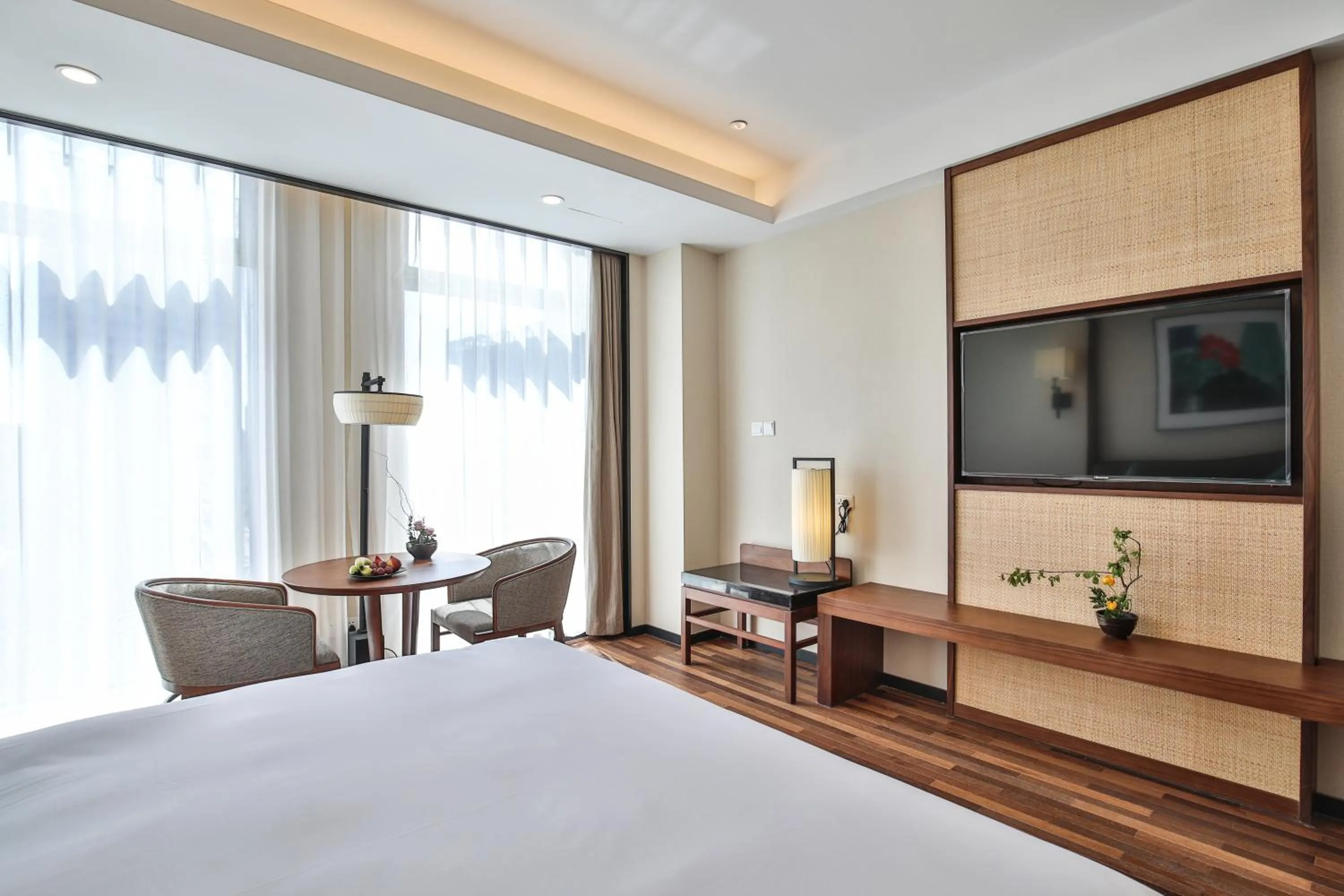 Communal lounge/ TV room, Bed in SSAW Boutique Hotel Hangzhou Qianjiang New City