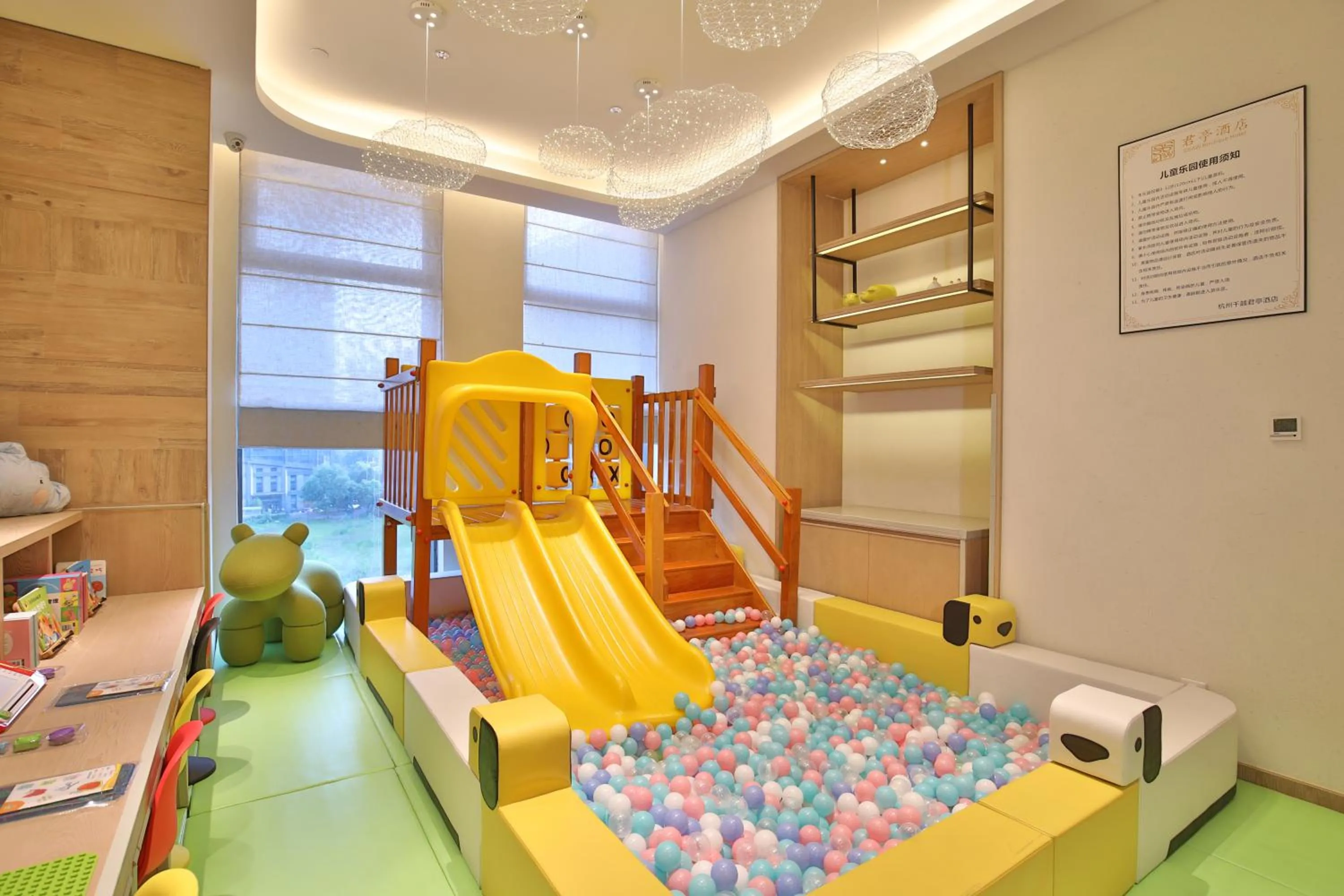 Children play ground, Bed in SSAW Boutique Hotel Hangzhou Qianjiang New City