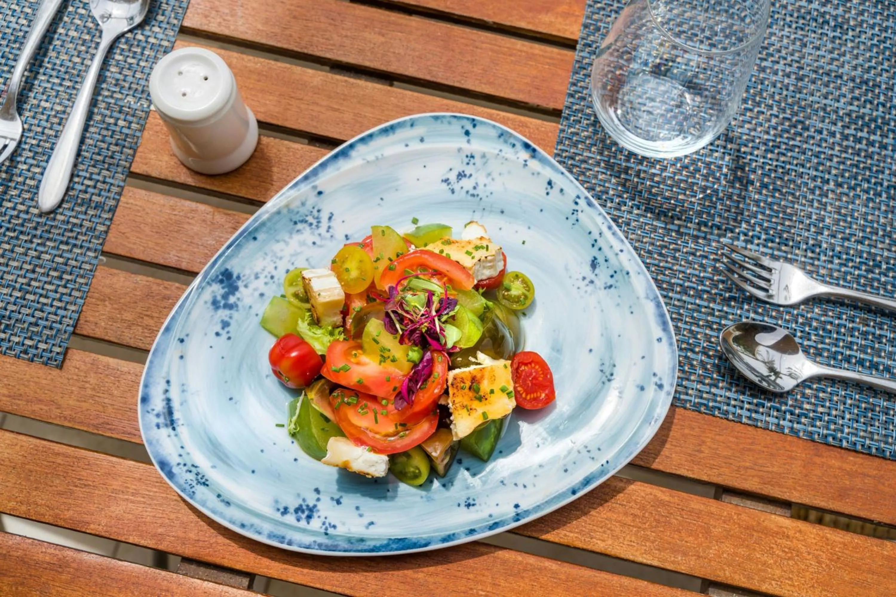 Restaurant/places to eat in Le Meridien Ra Beach Hotel and Spa