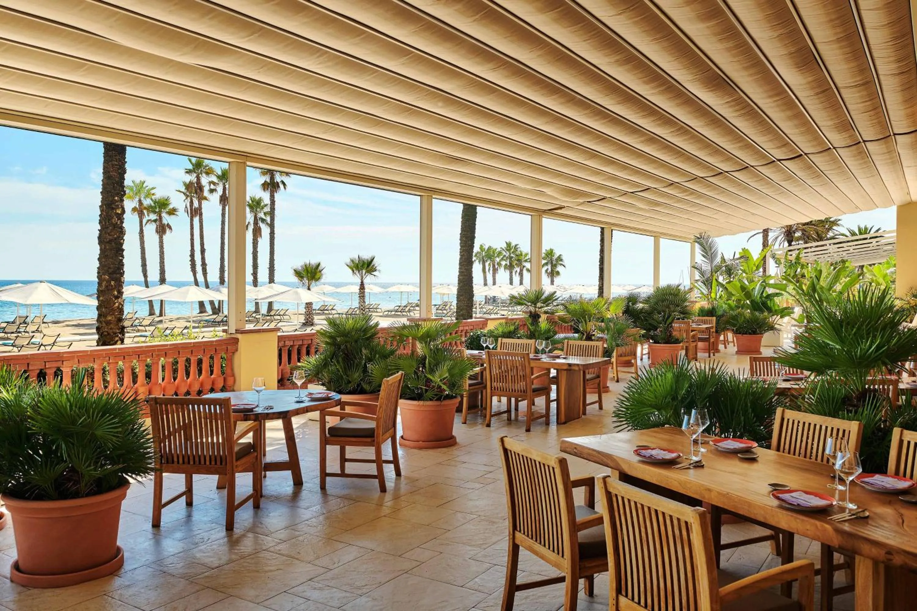Restaurant/places to eat in Le Meridien Ra Beach Hotel and Spa