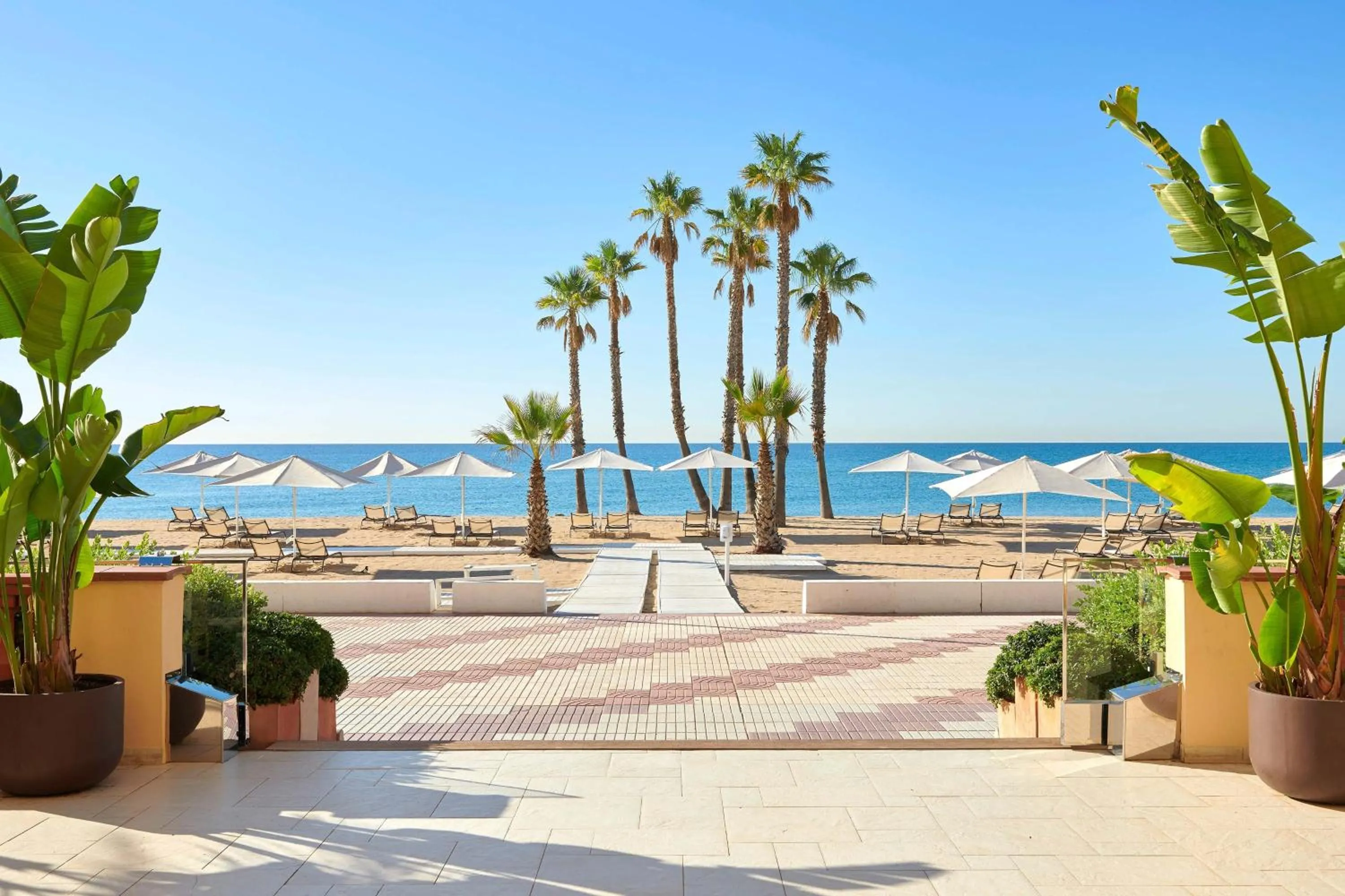 Lounge or bar in Le Meridien Ra Beach Hotel and Spa