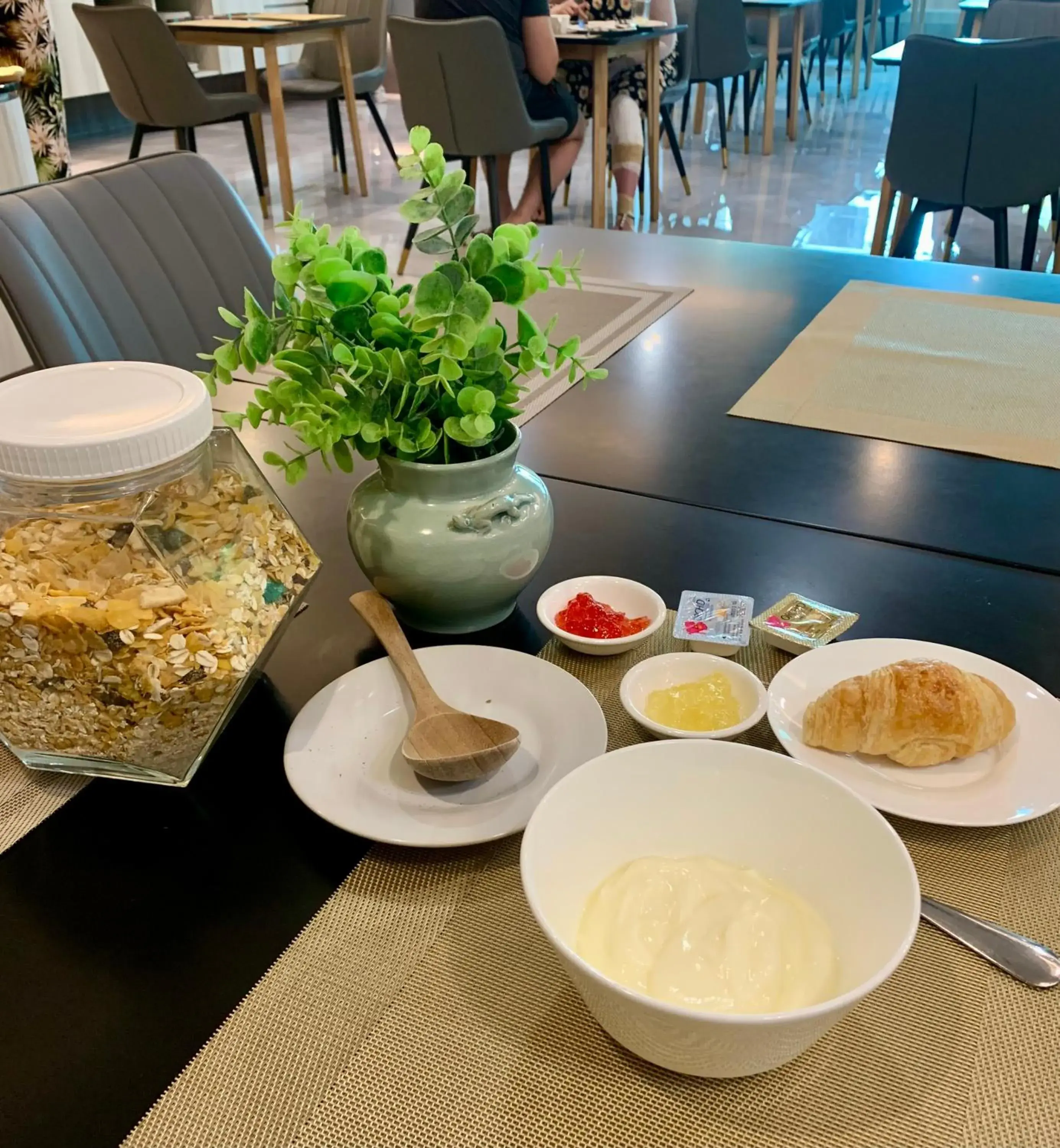 Restaurant/places to eat in Thana Wisut Hotel Restaurant/places to eat in Thana Wisut Hotel