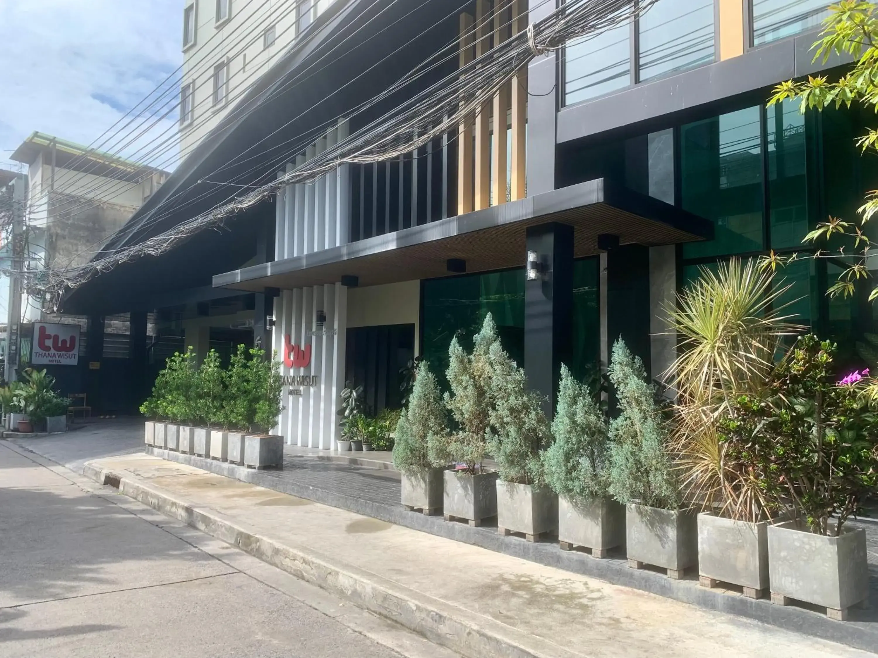 Property building in Thana Wisut Hotel Property building in Thana Wisut Hotel