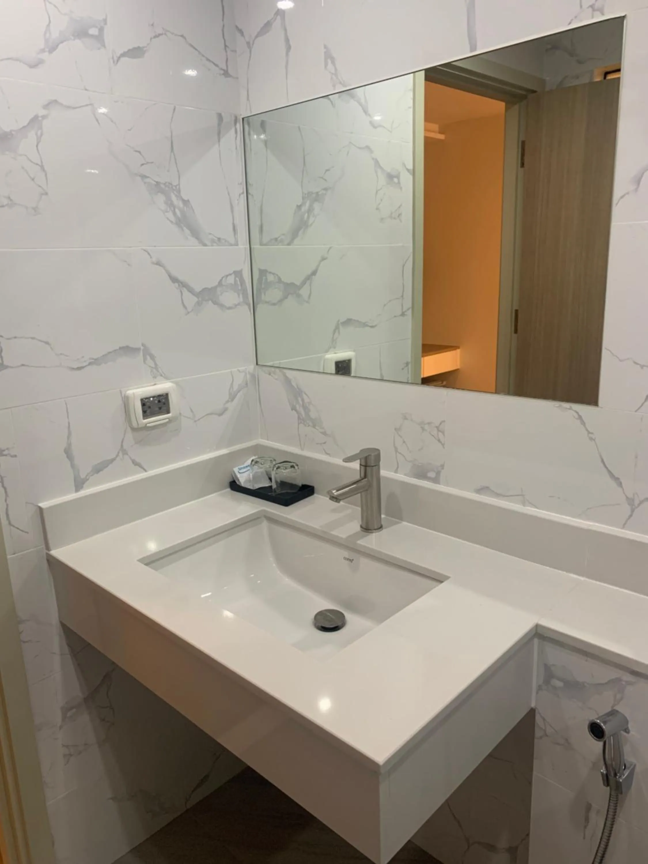 Bathroom in Thana Wisut Hotel