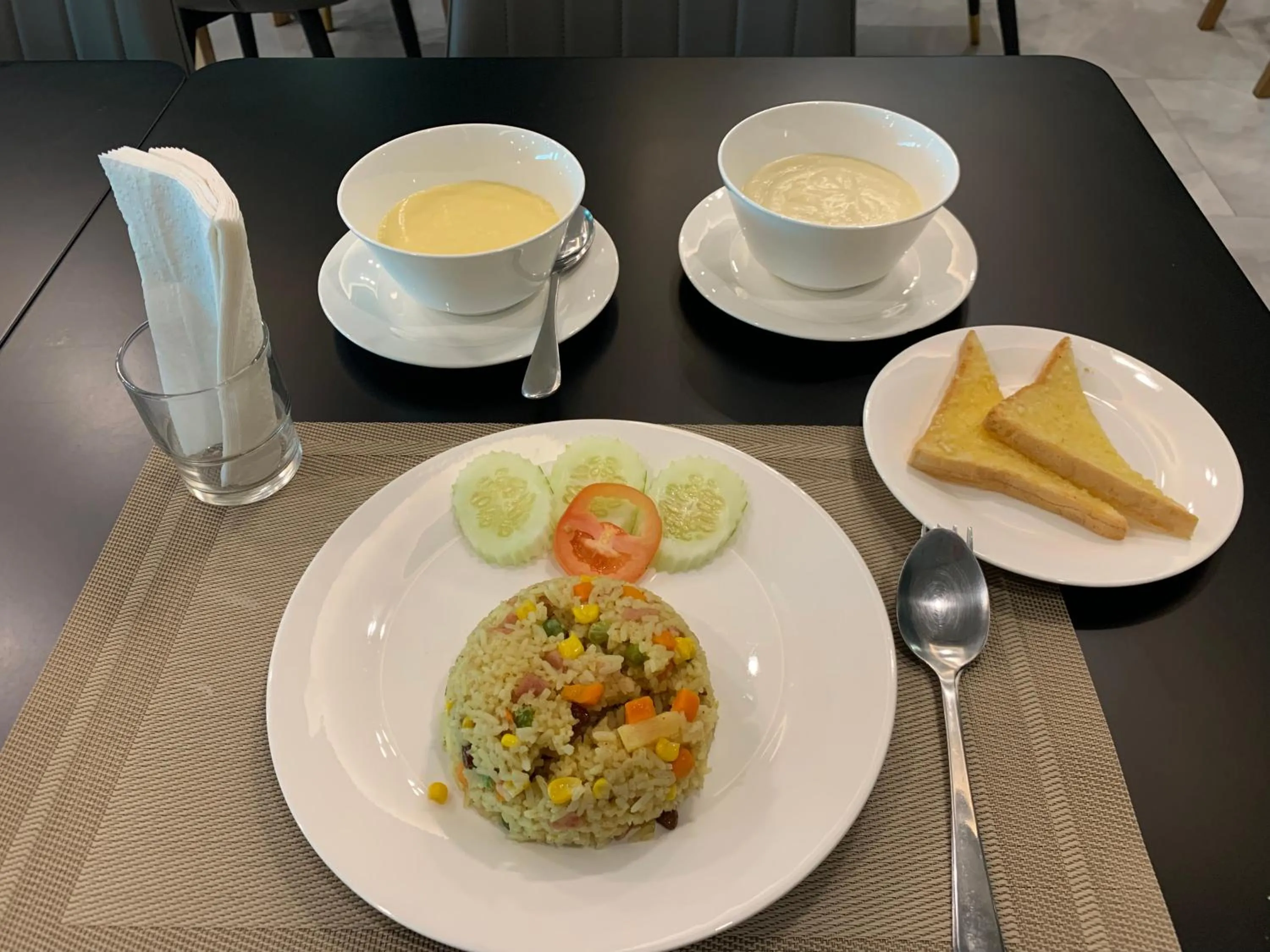 Restaurant/places to eat in Thana Wisut Hotel