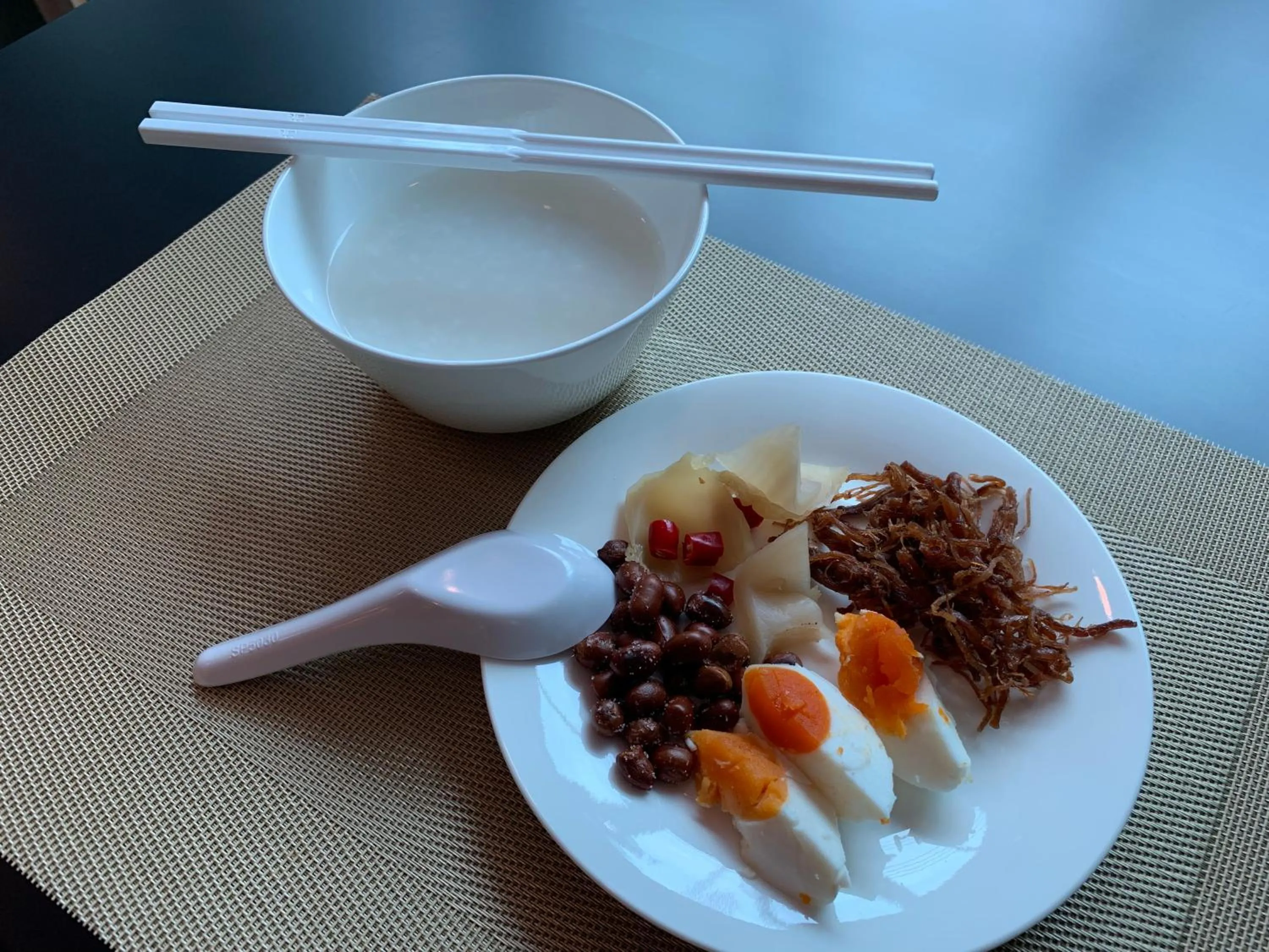 Restaurant/places to eat in Thana Wisut Hotel