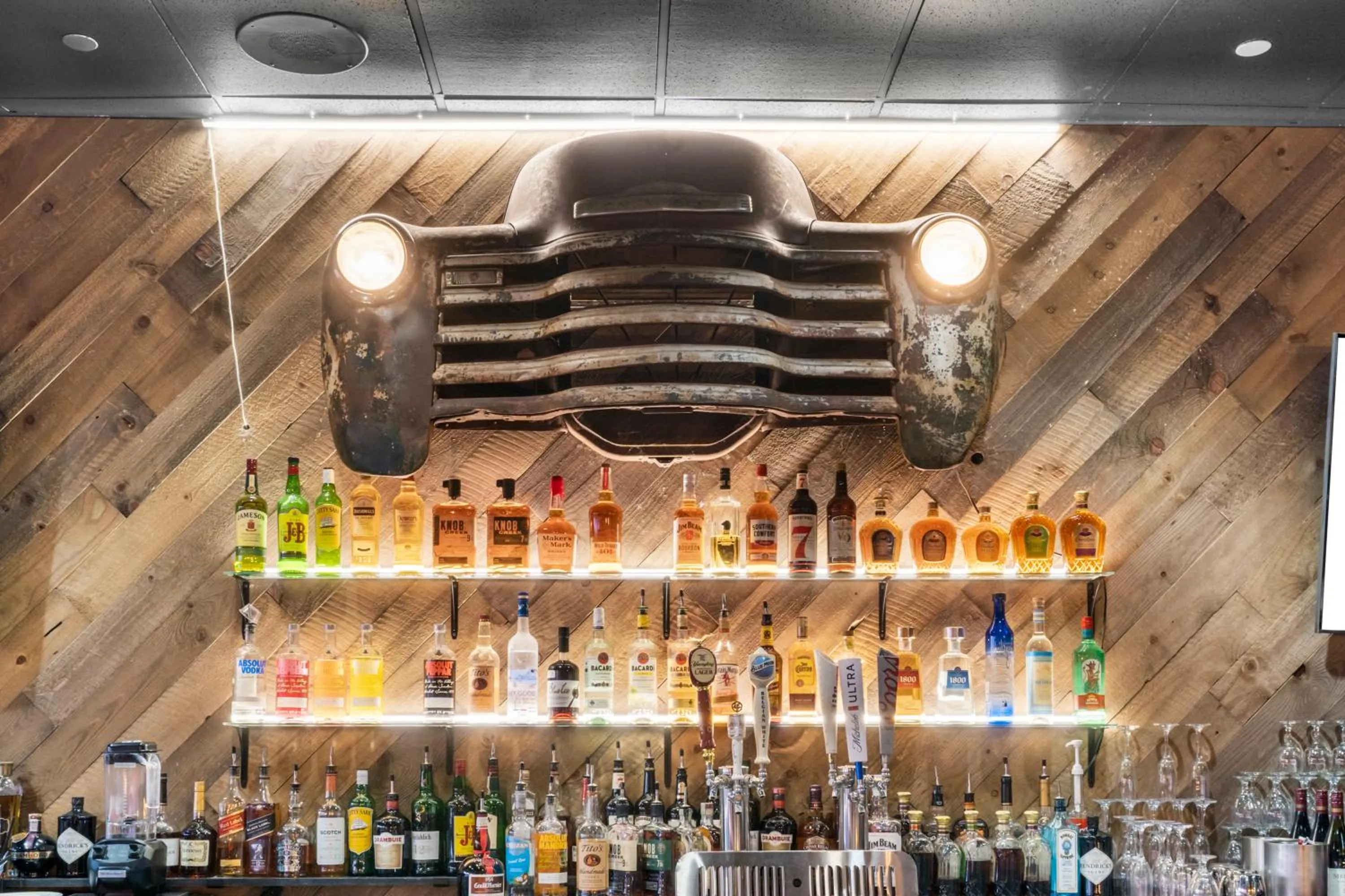 Restaurant/places to eat in Thousand Hills Resort Hotel