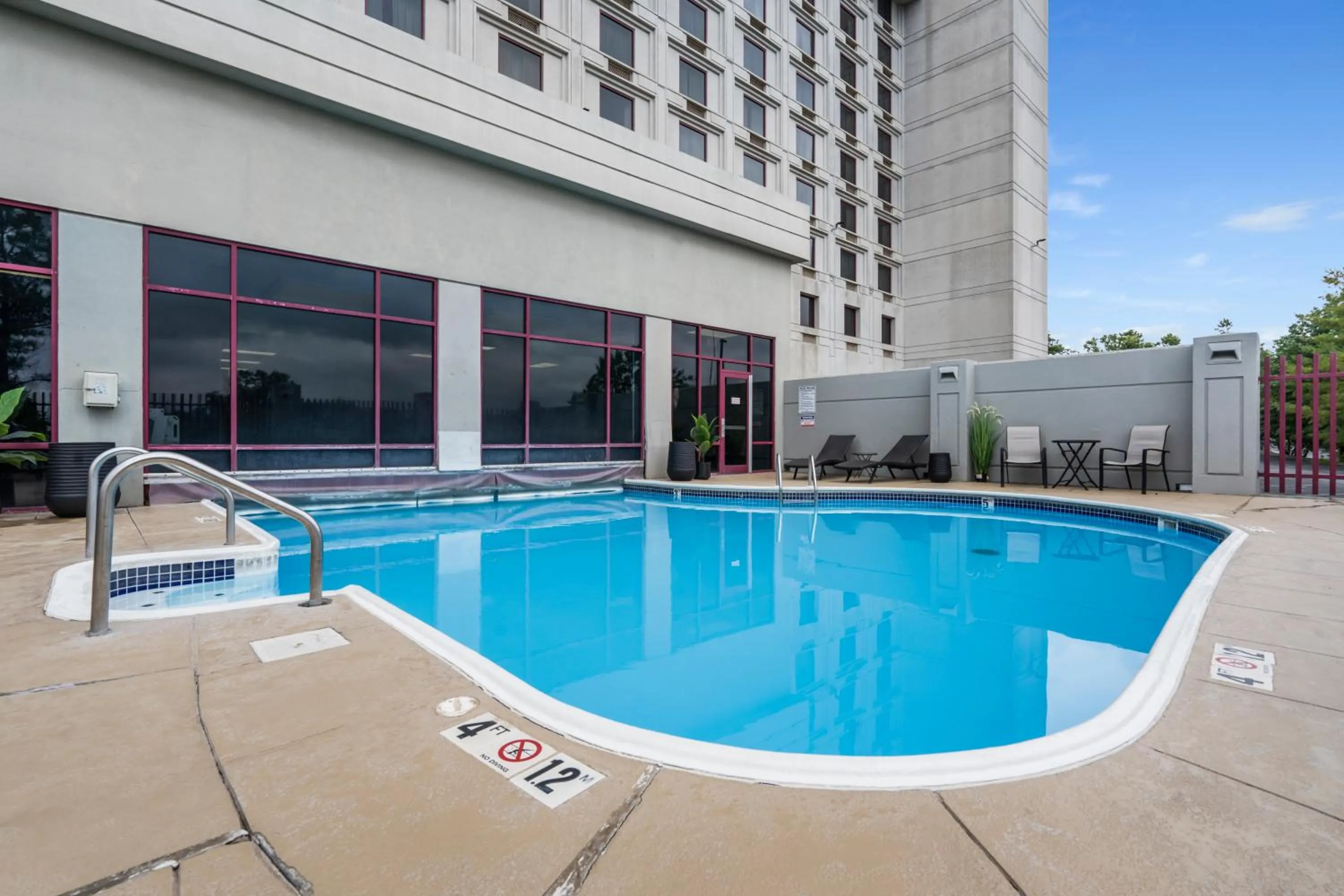 Swimming pool in Thousand Hills Resort Hotel