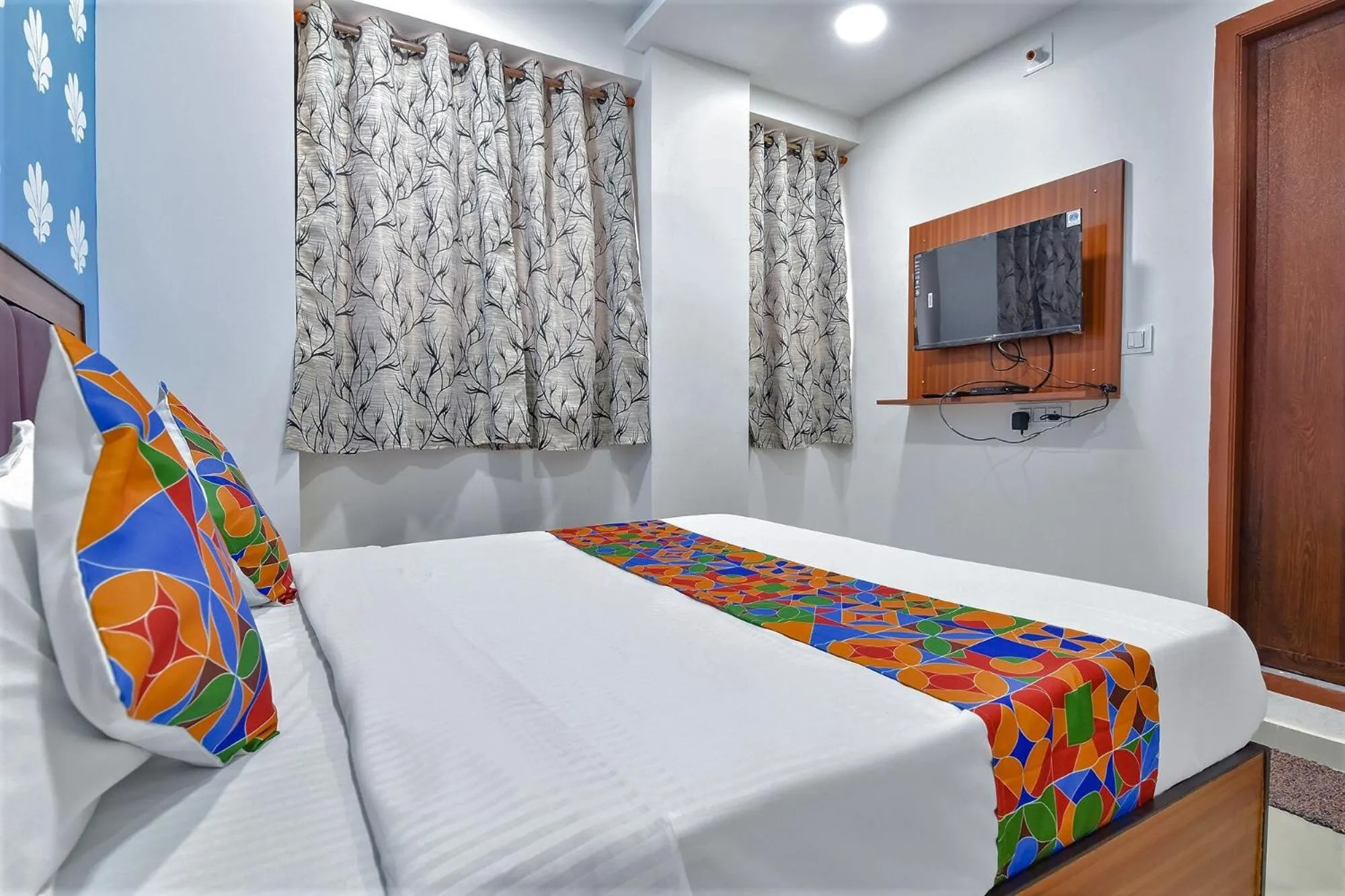 Bed in FabHotel Green Park - Nr Geeta Mandir