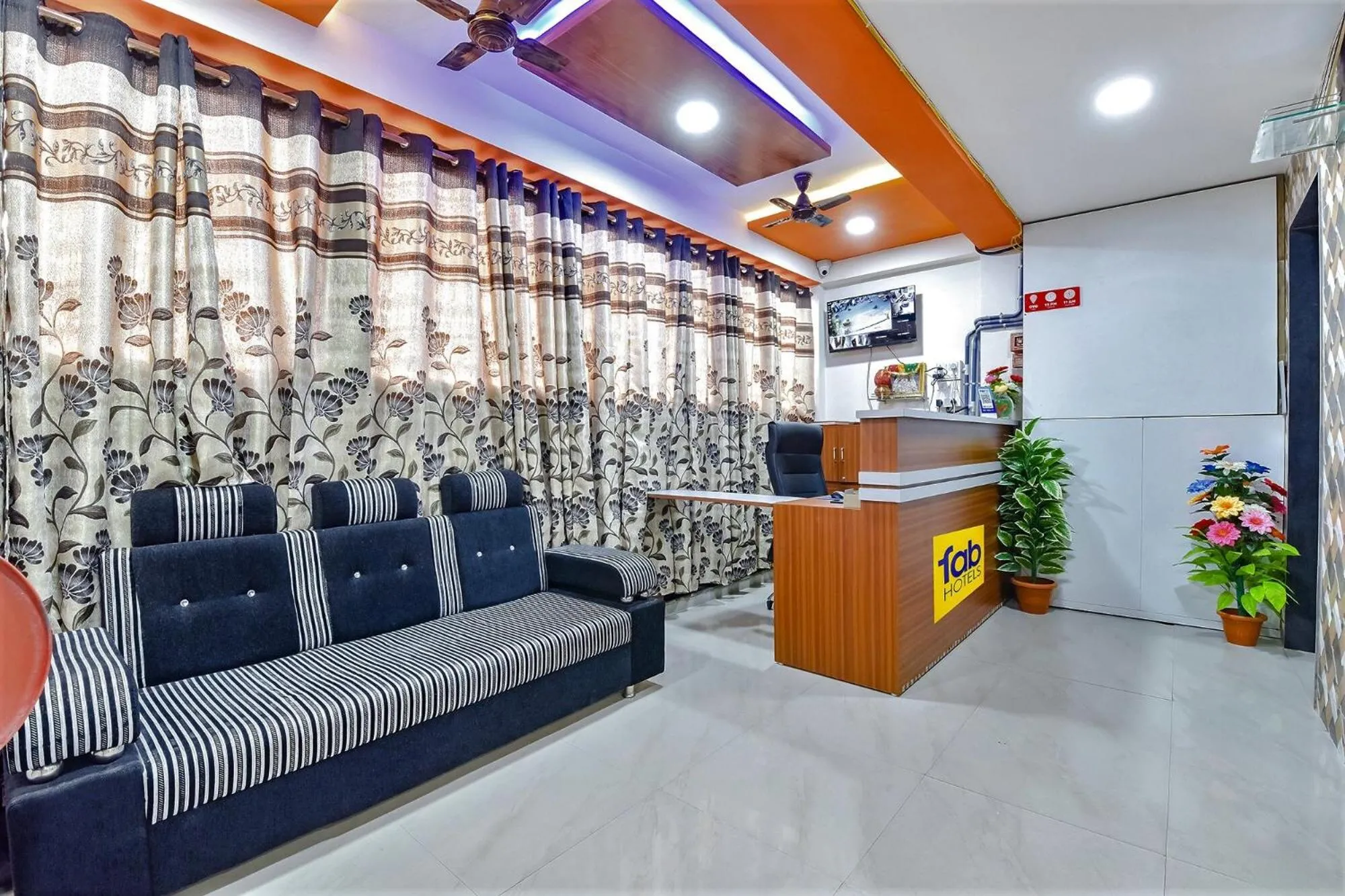 Lobby or reception in FabHotel Green Park - Nr Geeta Mandir
