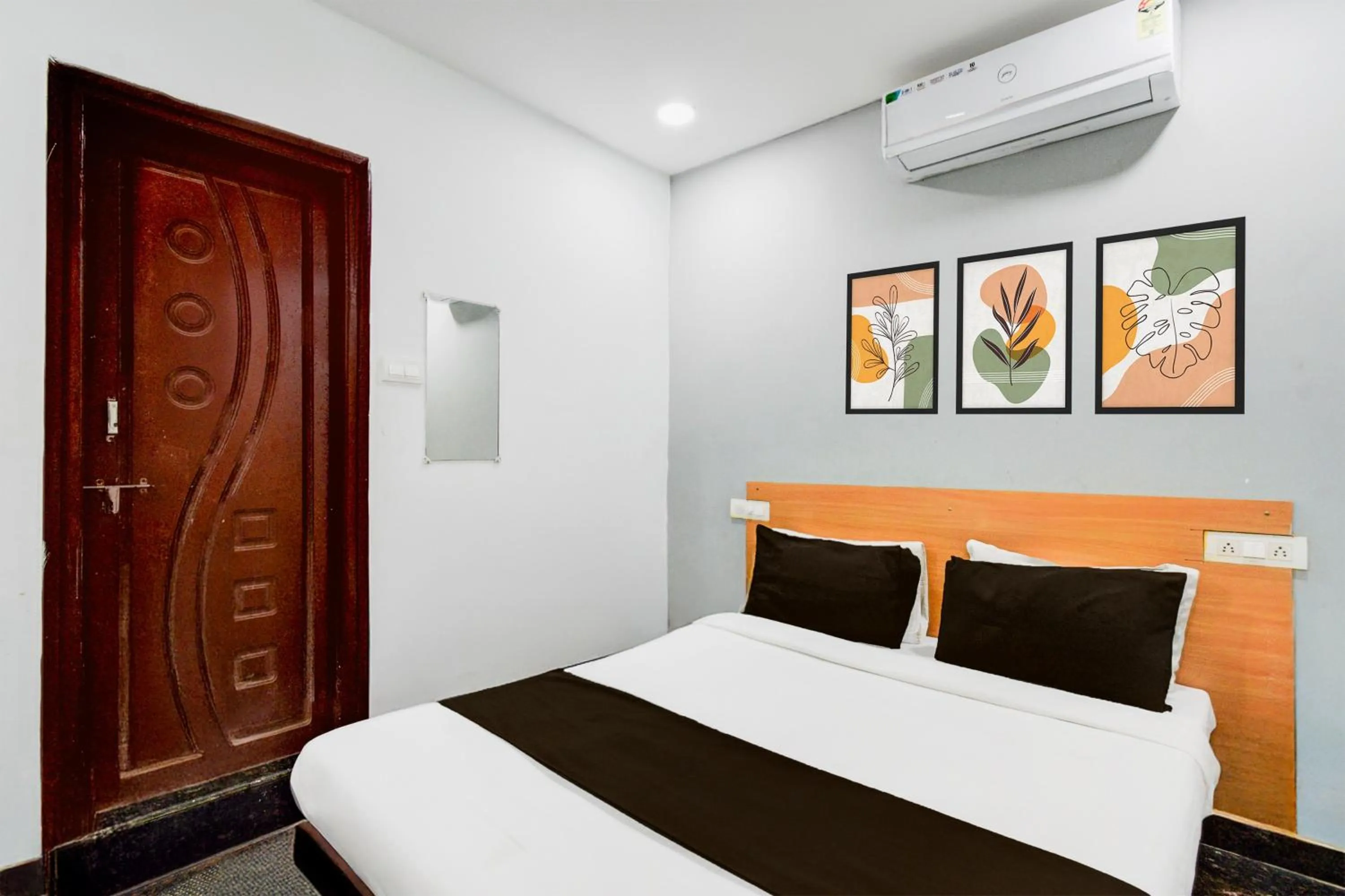 Bedroom, Bed in Super Hotel O Malkajgiri