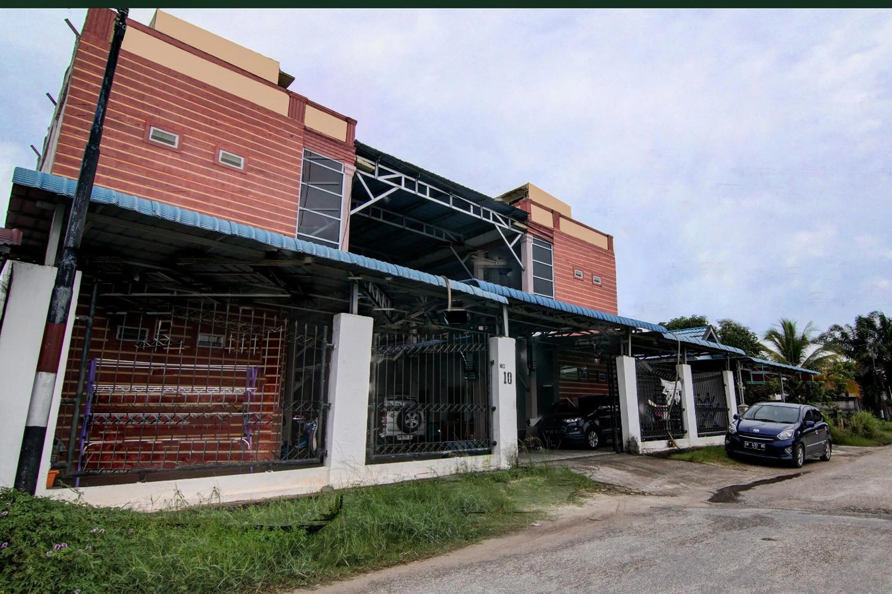 Facade/entrance in Hotel O Dinda Homestay Syariah