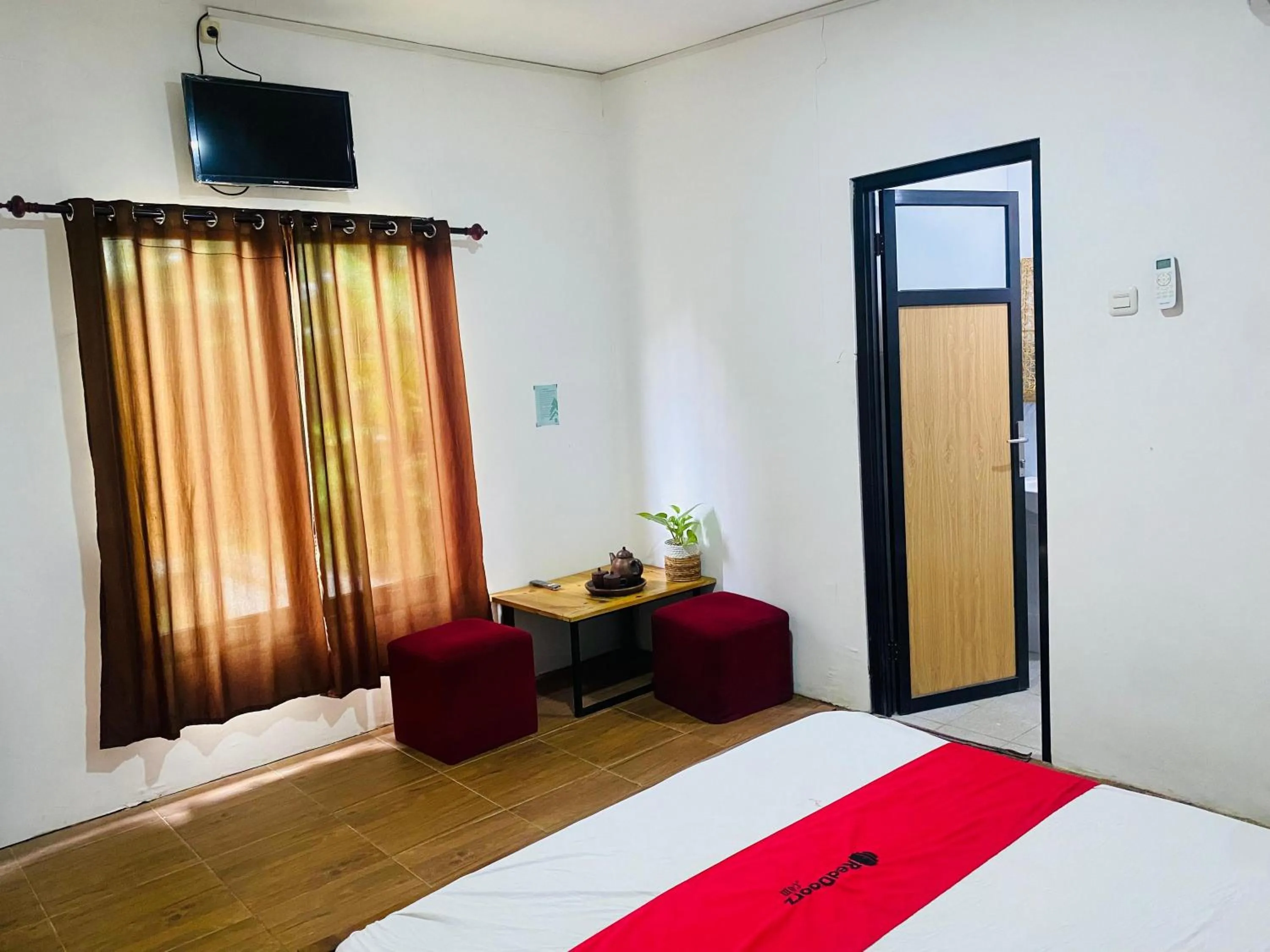 Bedroom, Bed in RedDoorz Syariah Near Wisata Durensewu Pandaan
