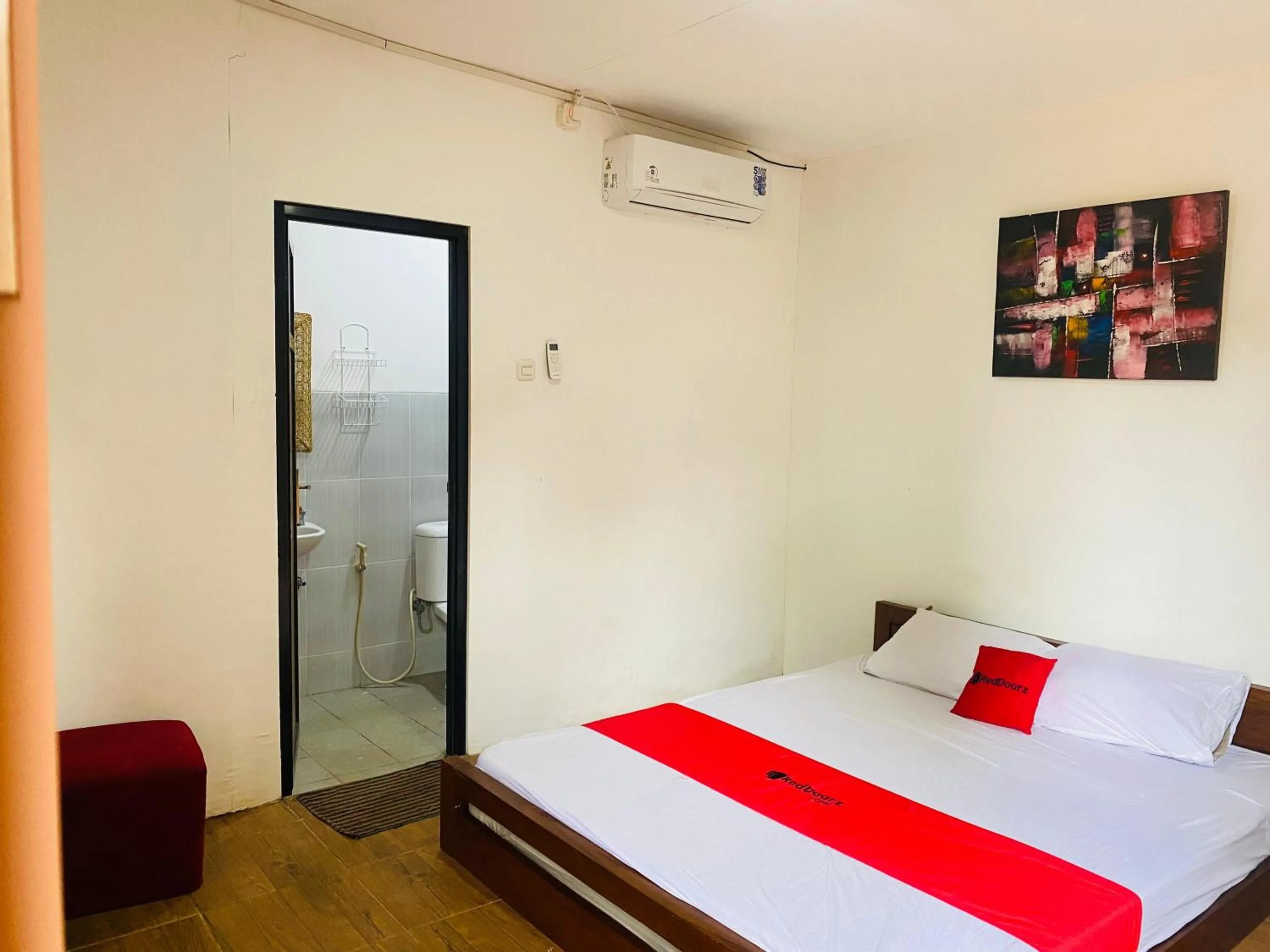 Bedroom, Bed in RedDoorz Syariah Near Wisata Durensewu Pandaan