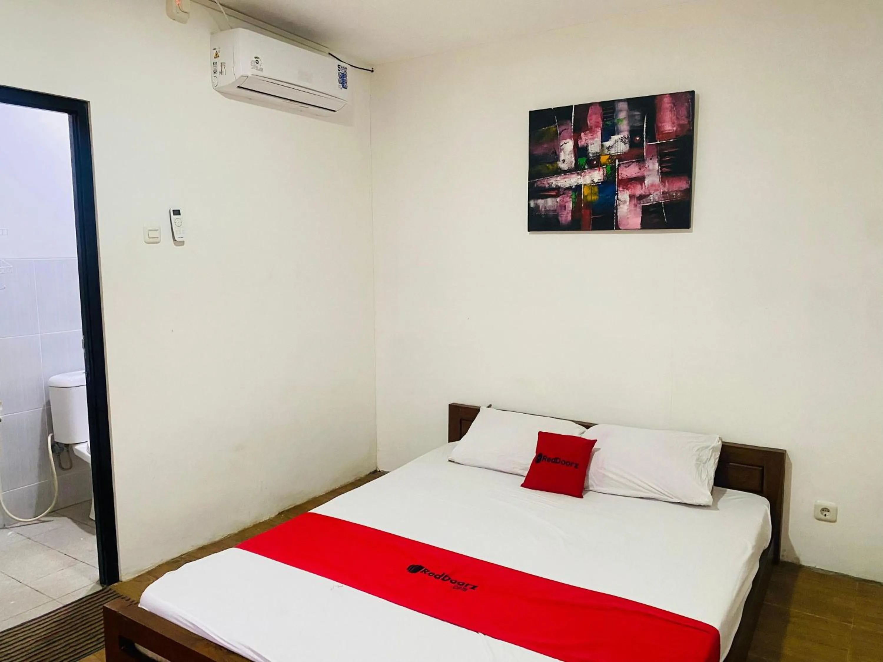 Bedroom, Bed in RedDoorz Syariah Near Wisata Durensewu Pandaan