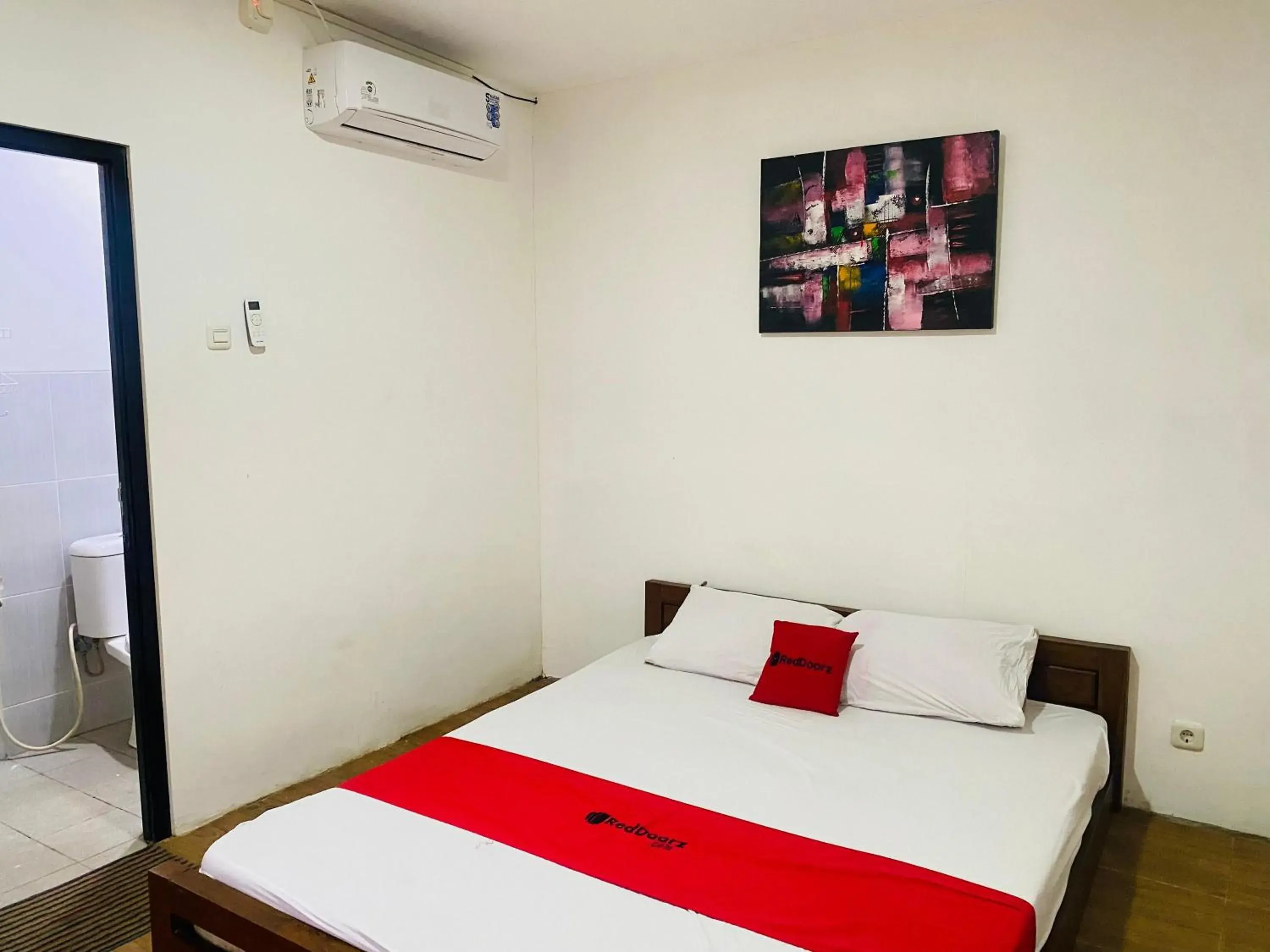 Bedroom, Bed in RedDoorz Syariah Near Wisata Durensewu Pandaan Bedroom, Bed in RedDoorz Syariah Near Wisata Durensewu Pandaan