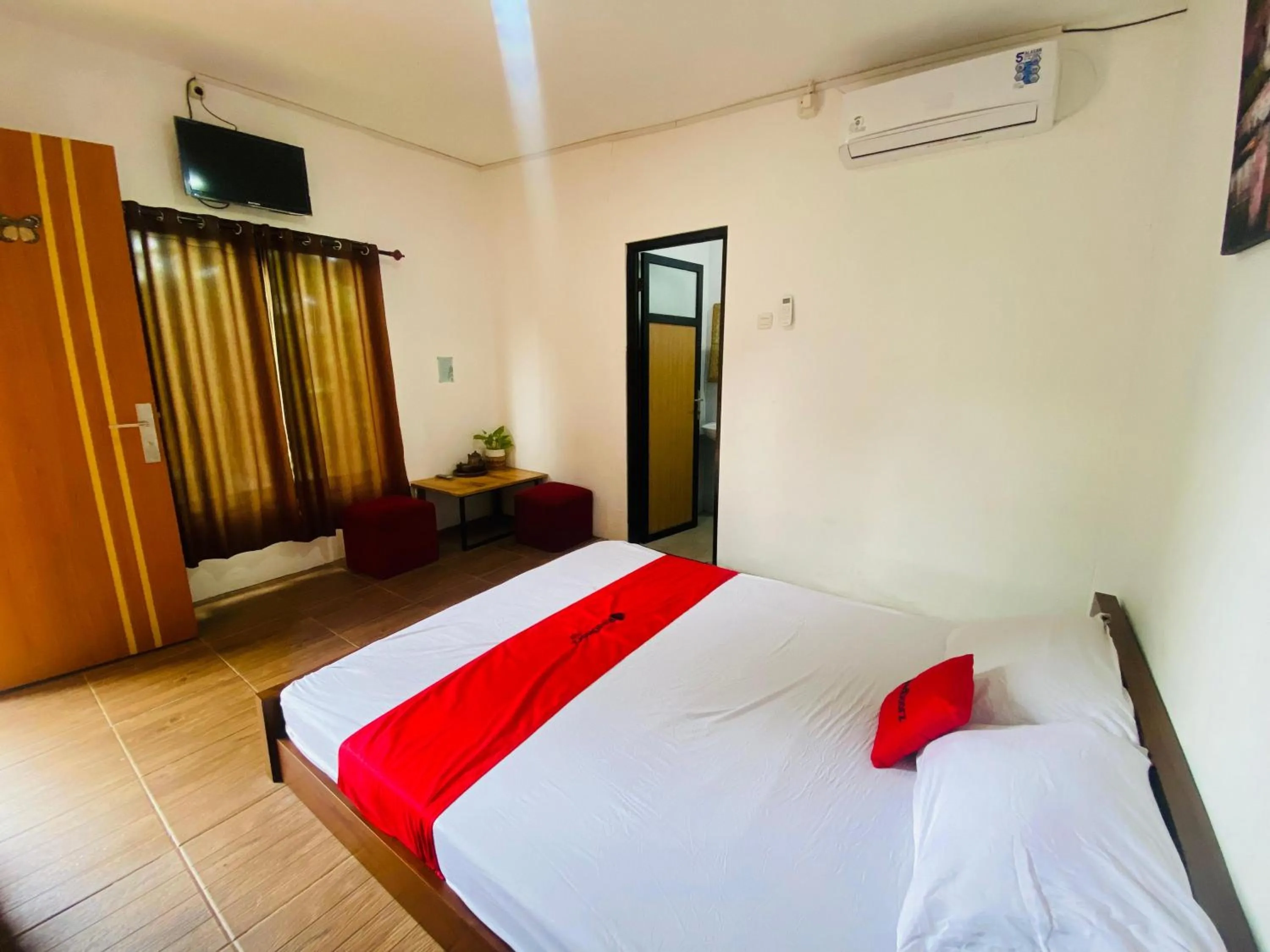 Bedroom, Bed in RedDoorz Syariah Near Wisata Durensewu Pandaan