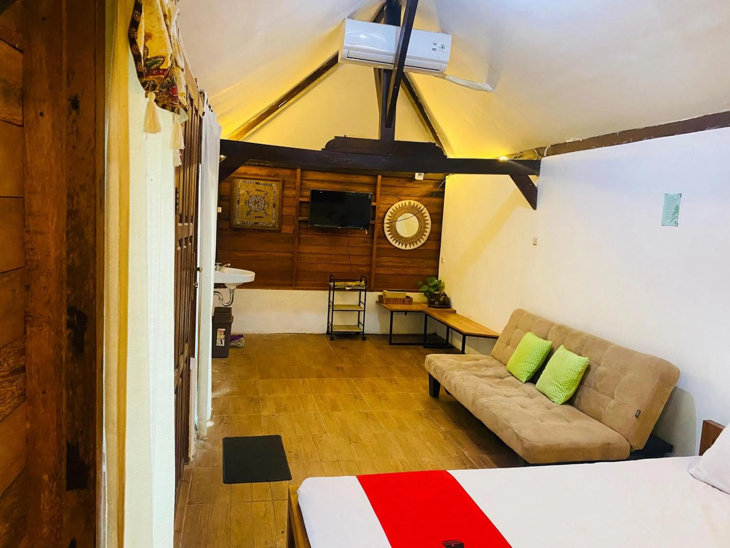 Bedroom, Bed in RedDoorz Syariah Near Wisata Durensewu Pandaan