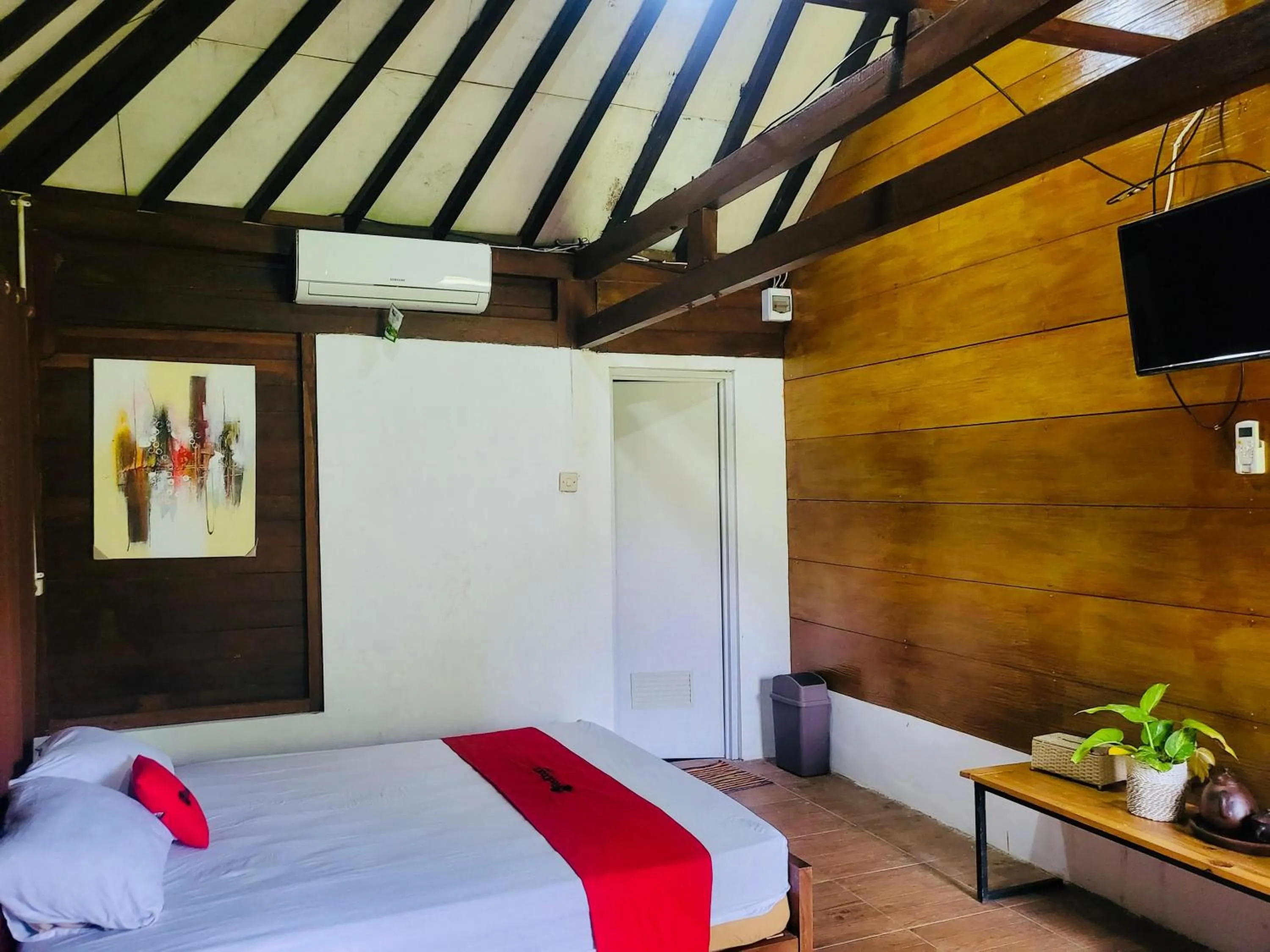 Bedroom, Bed in RedDoorz Syariah Near Wisata Durensewu Pandaan