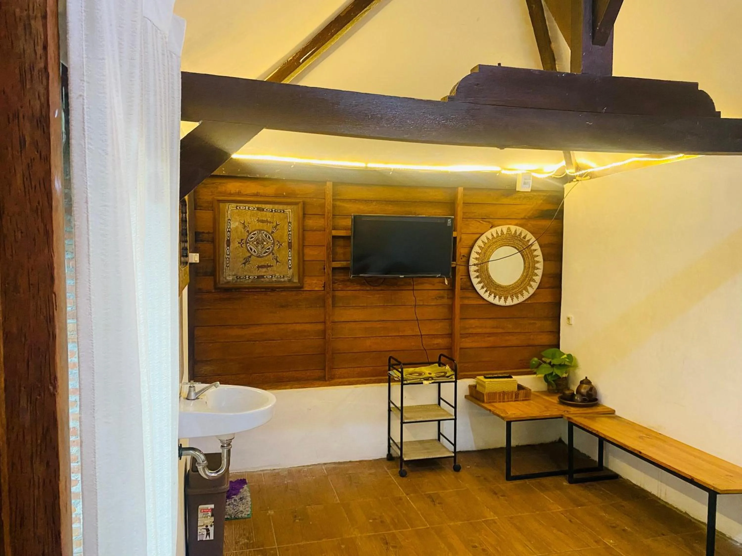 Seating area in RedDoorz Syariah Near Wisata Durensewu Pandaan