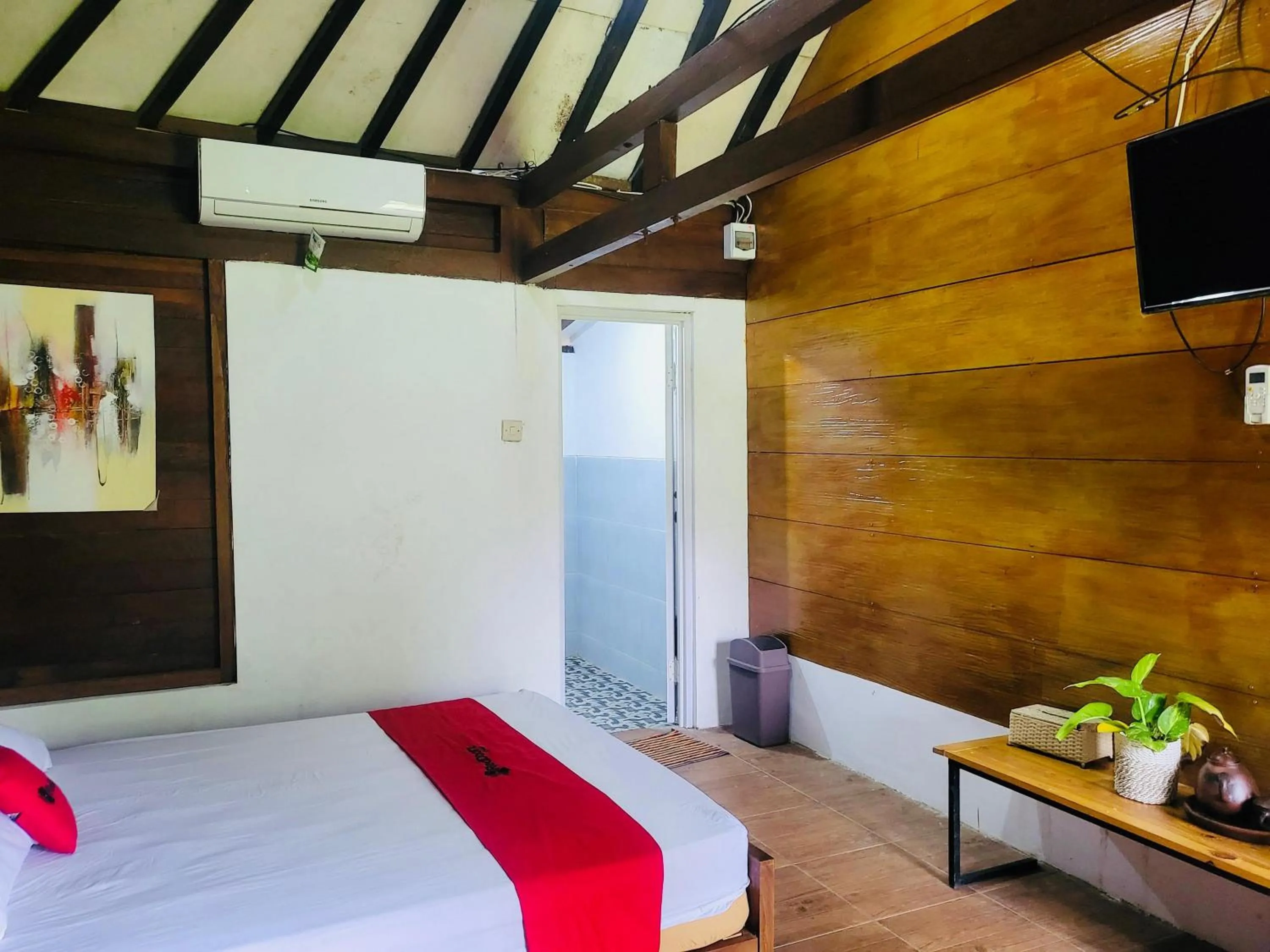 Bedroom, Bed in RedDoorz Syariah Near Wisata Durensewu Pandaan