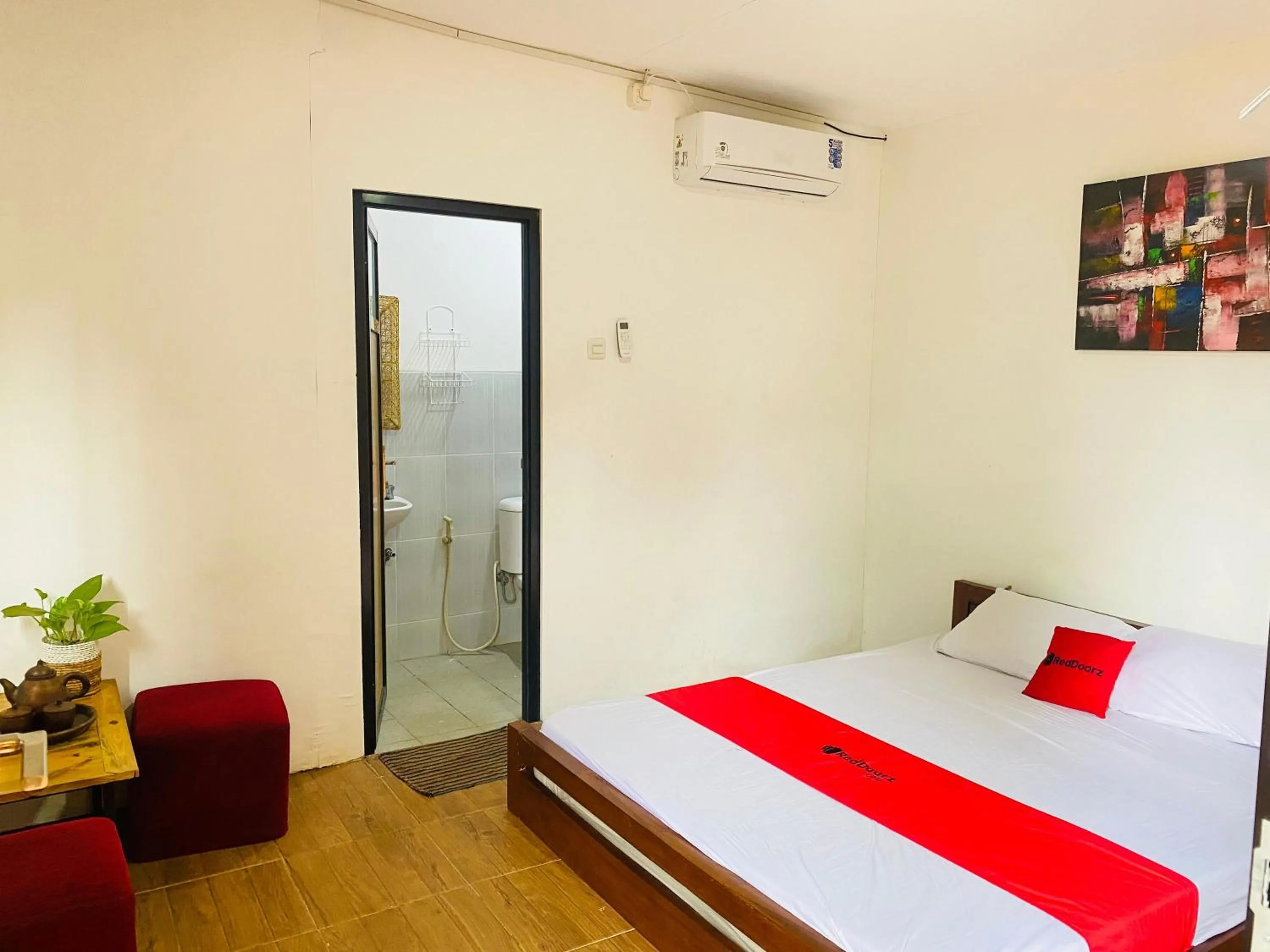 Bedroom, Bed in RedDoorz Syariah Near Wisata Durensewu Pandaan