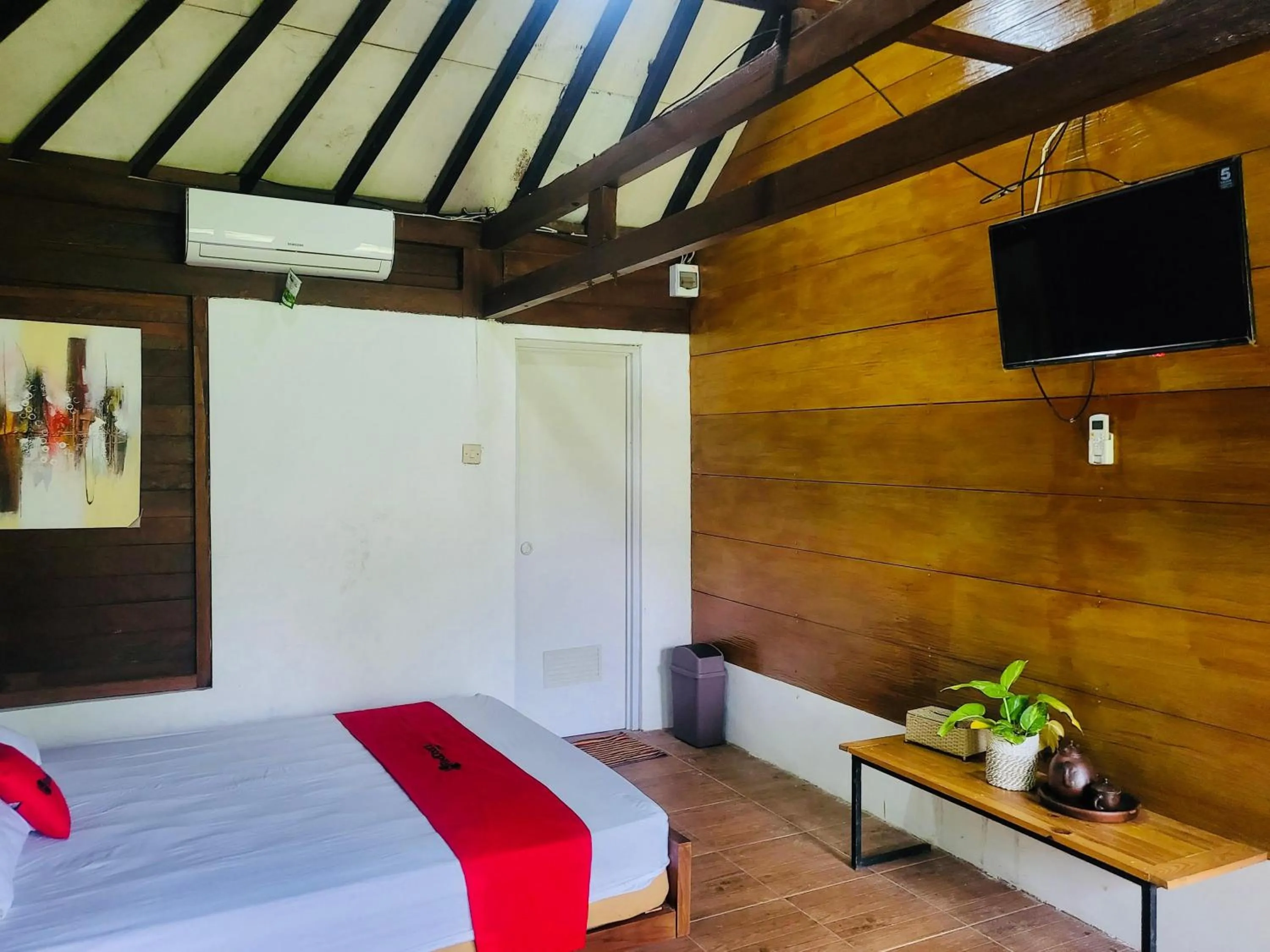 Bedroom, Bed in RedDoorz Syariah Near Wisata Durensewu Pandaan