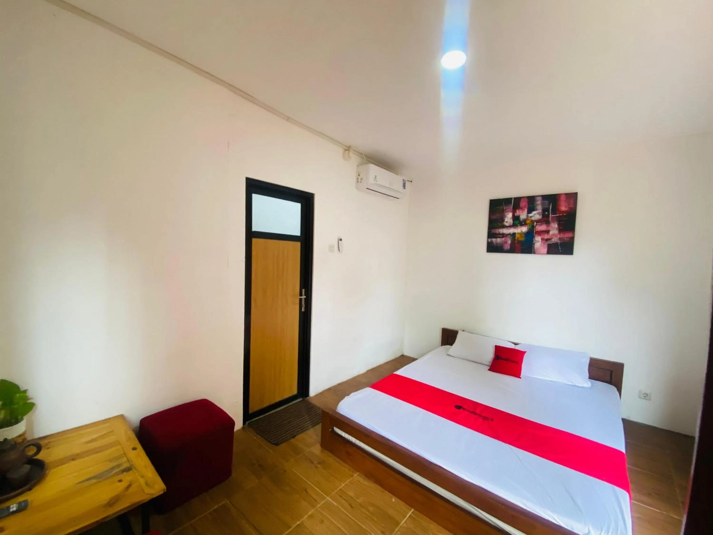 Bedroom, Bed in RedDoorz Syariah Near Wisata Durensewu Pandaan