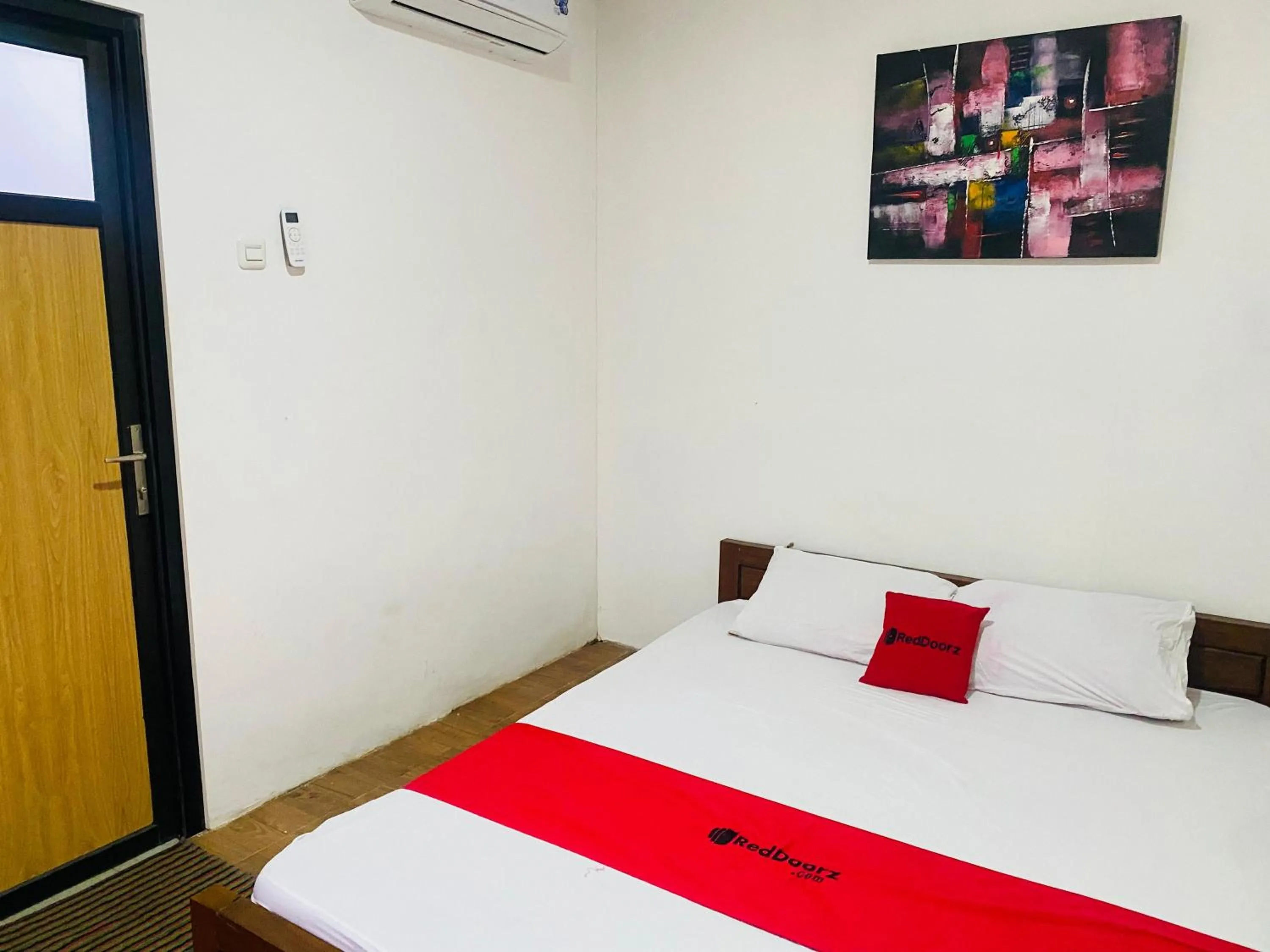 Bedroom, Bed in RedDoorz Syariah Near Wisata Durensewu Pandaan