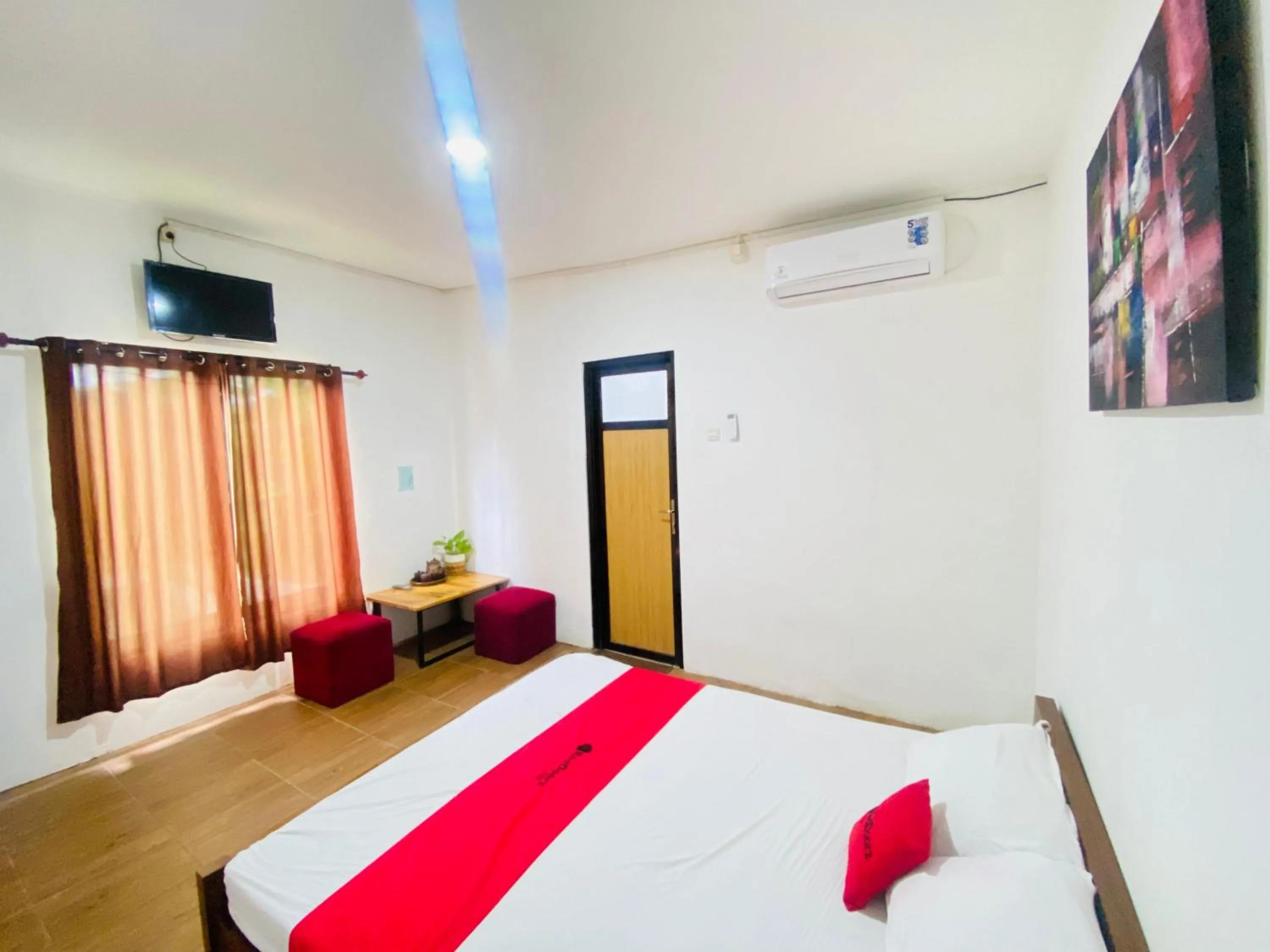 Bedroom, Bed in RedDoorz Syariah Near Wisata Durensewu Pandaan