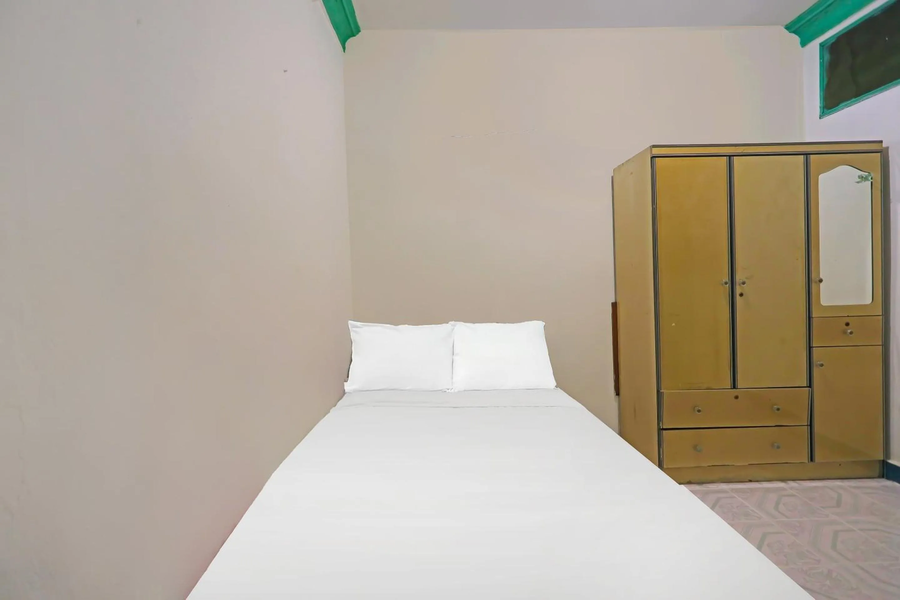 Bedroom, Bed in Hotel O Homestay Bude Sri