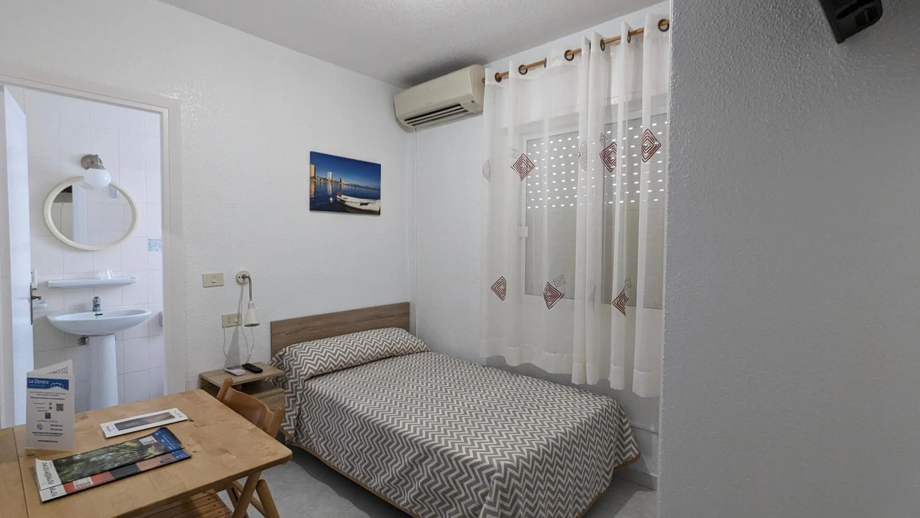 Photo of the whole room, Bed in La Obrera