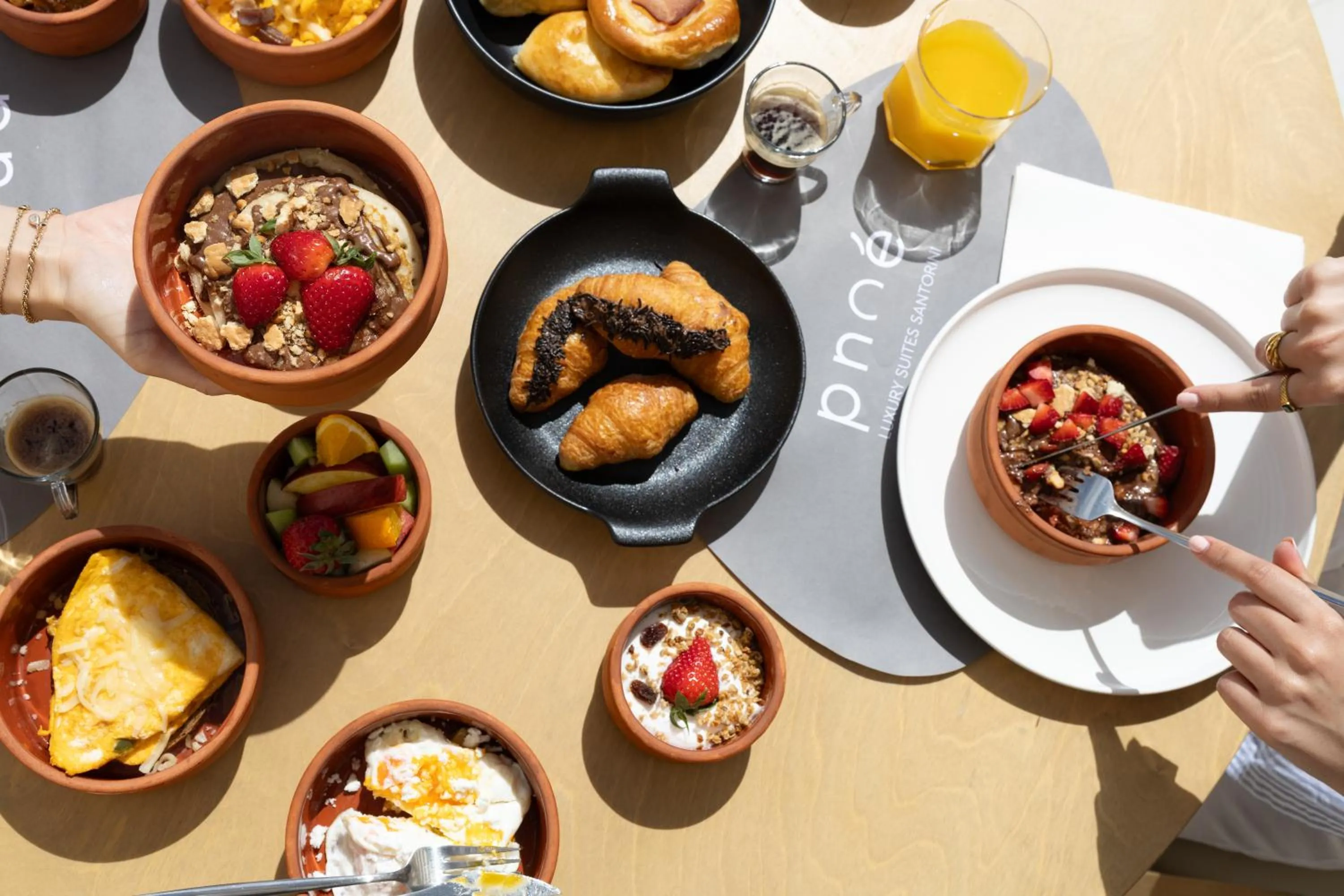 Food and drinks in Pnoe Luxury Suites