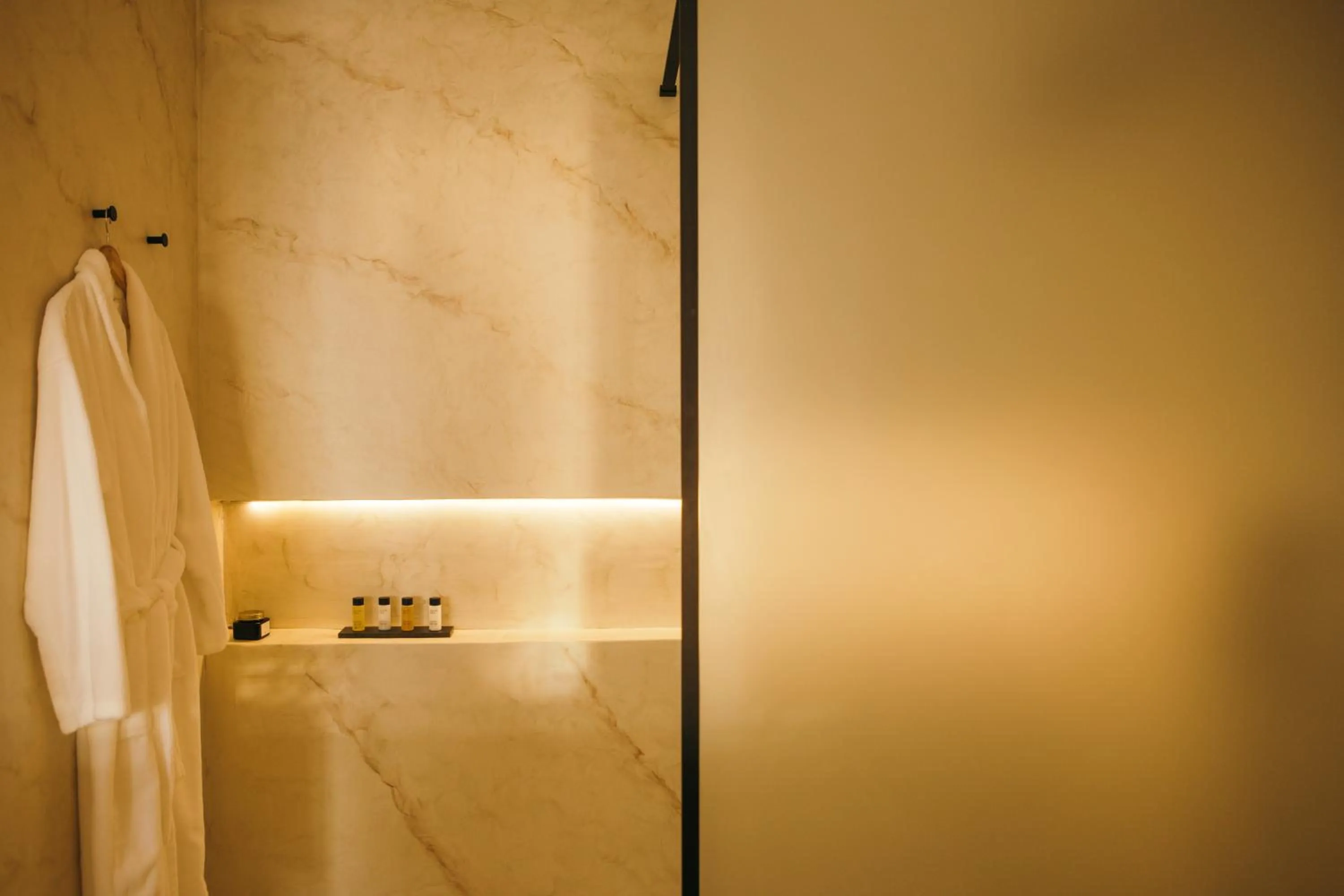 Shower in Pnoe Luxury Suites