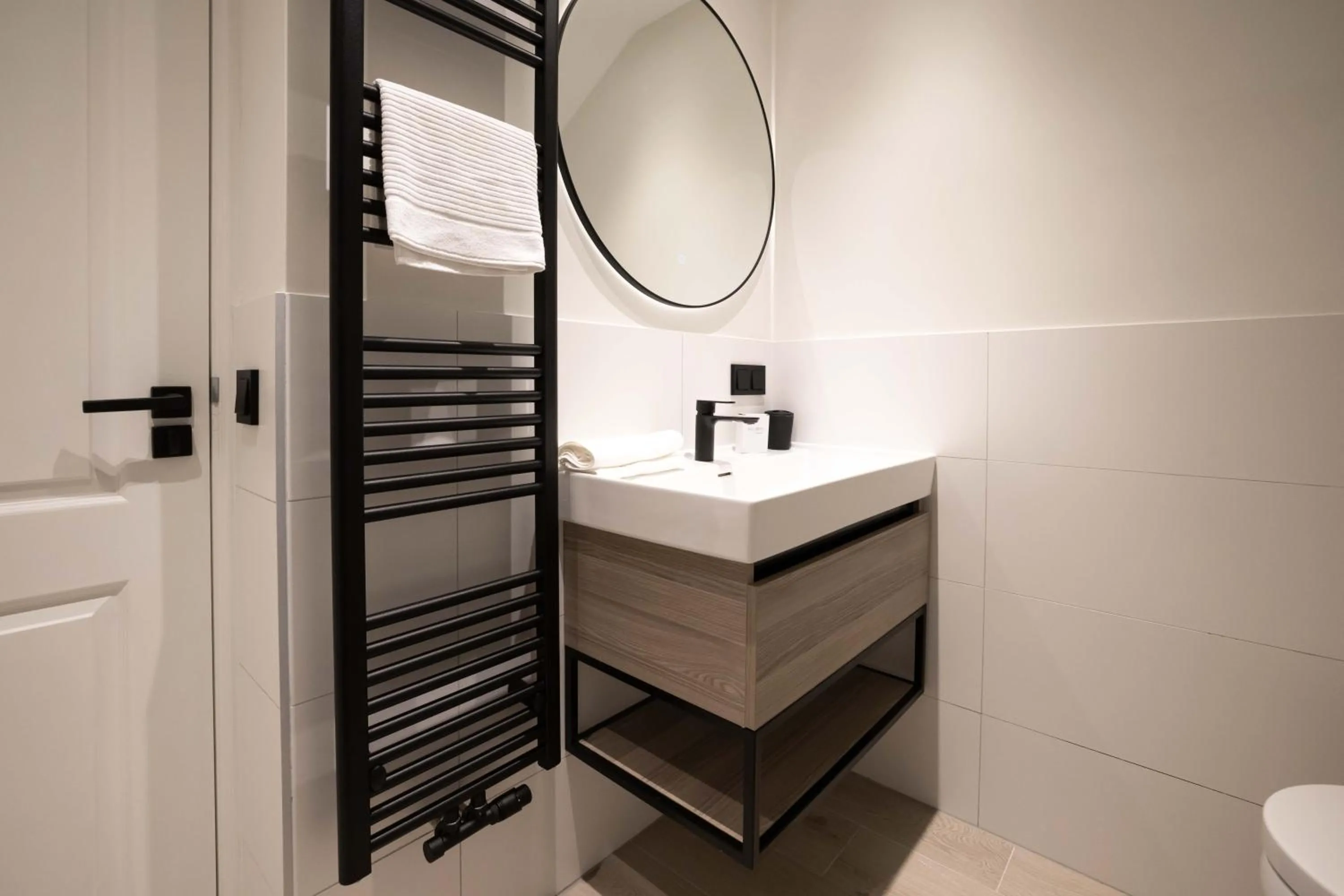 Toilet in Modern two bedroom apartment close to the beach