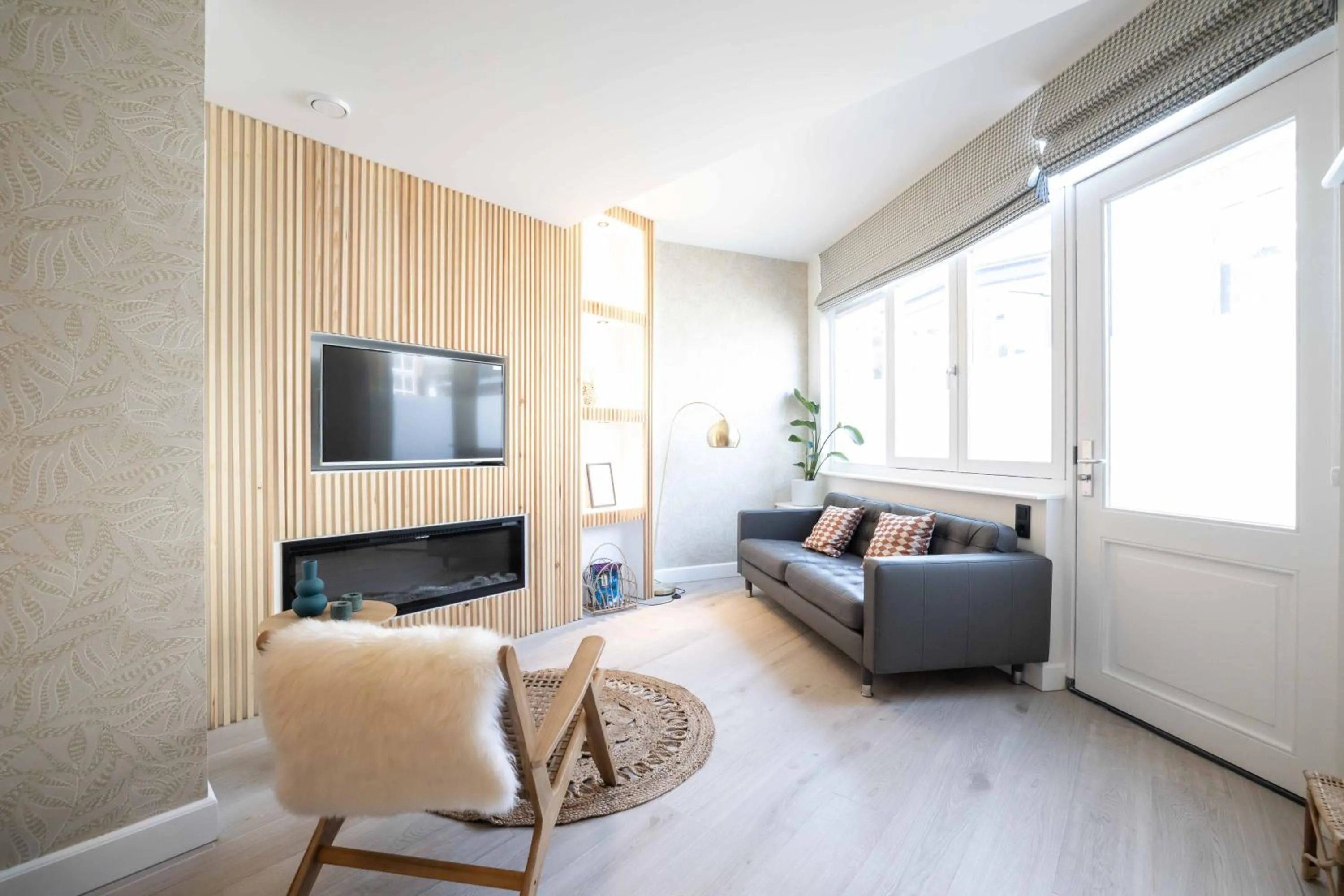 TV and multimedia in Modern two bedroom apartment close to the beach