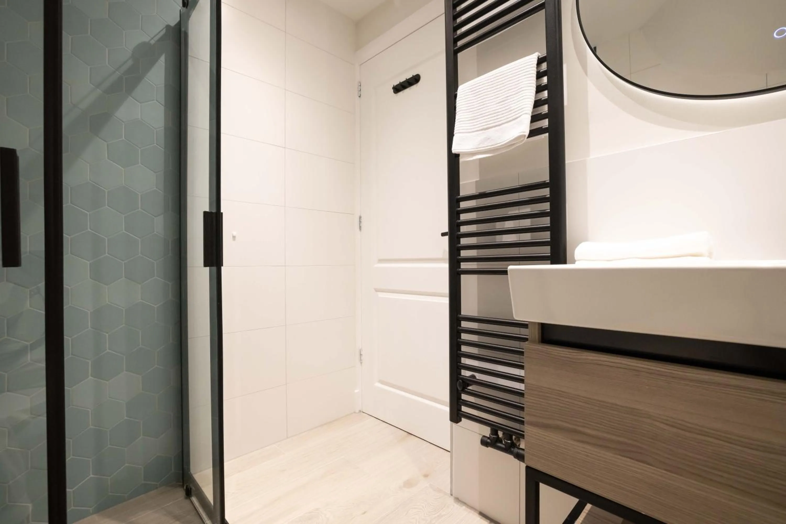 Bathroom in Modern two bedroom apartment close to the beach