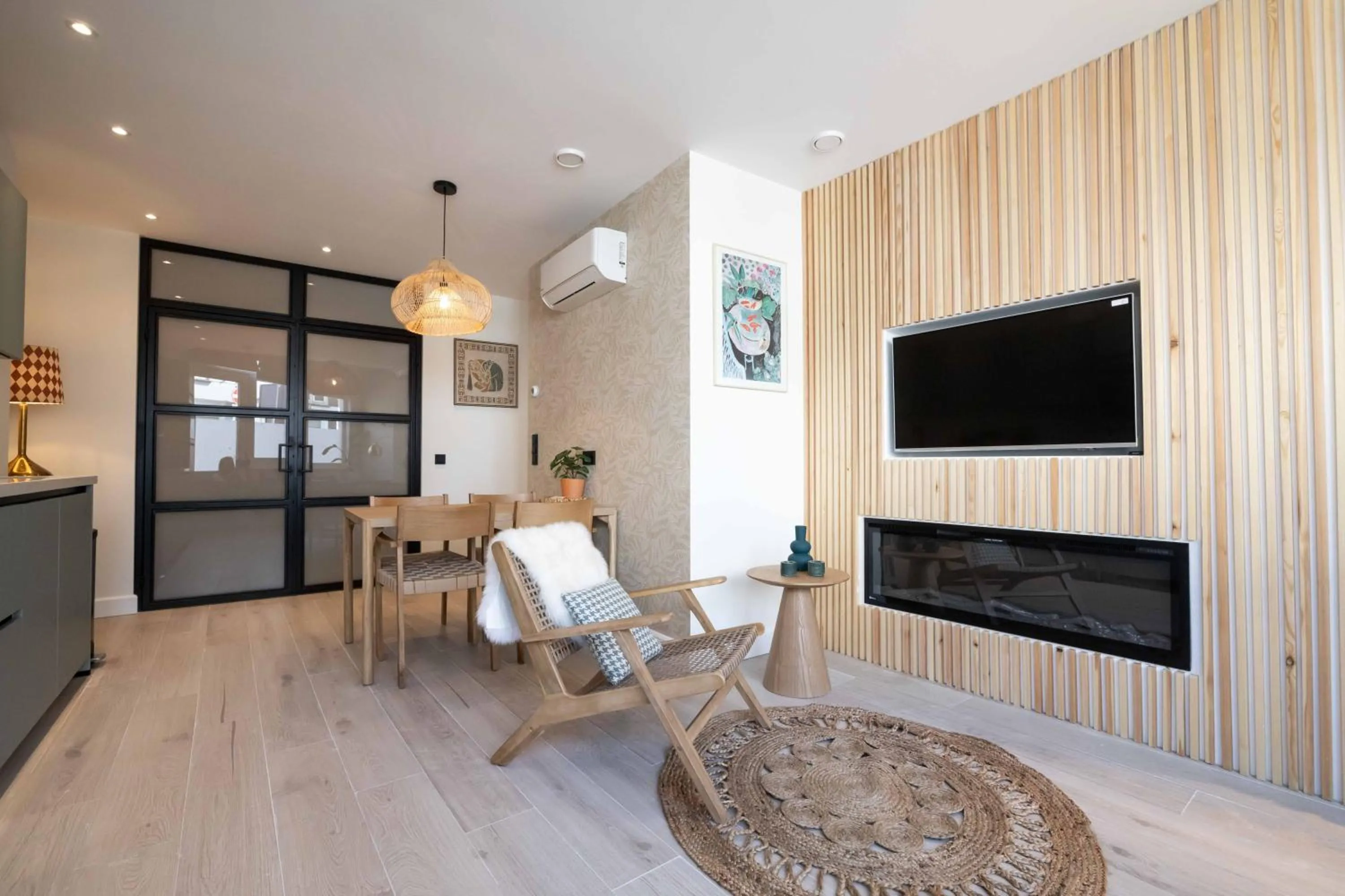 TV and multimedia in Modern two bedroom apartment close to the beach