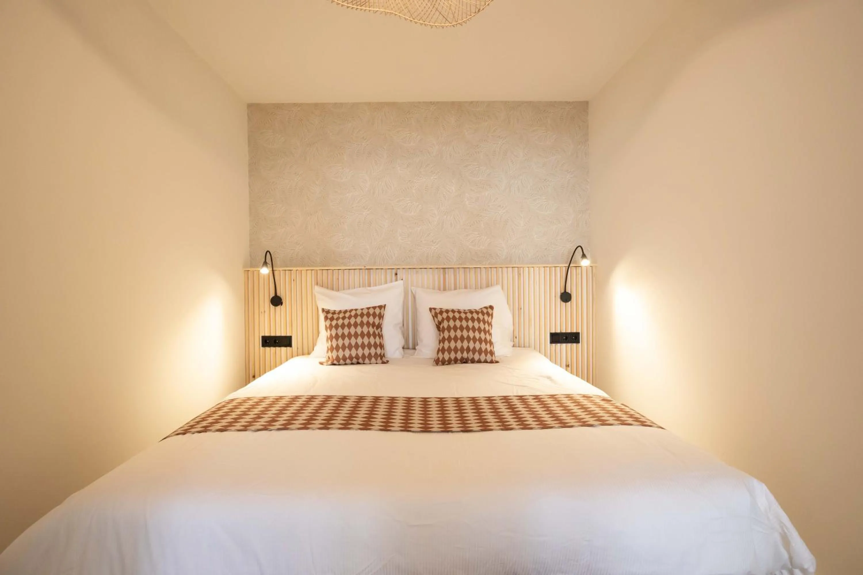 Bed in Modern two bedroom apartment close to the beach