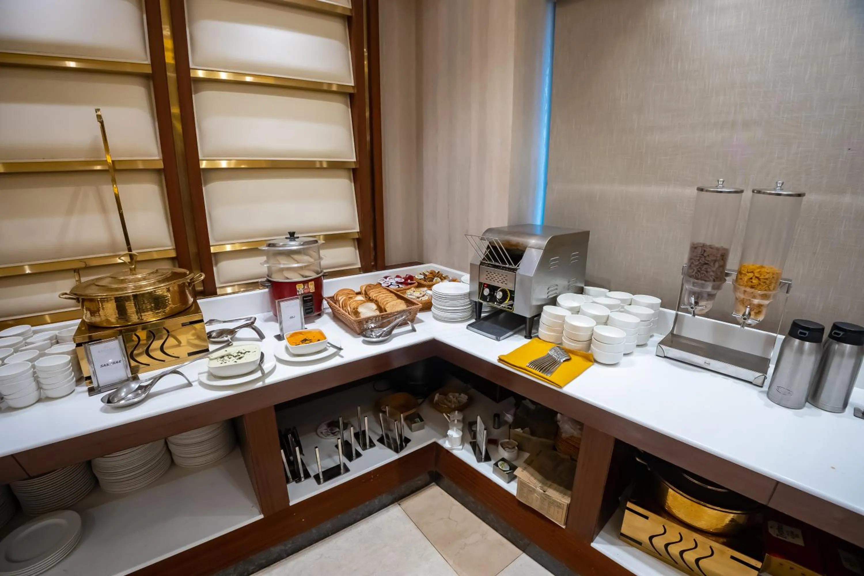 Restaurant/places to eat in Arcadia Hotel