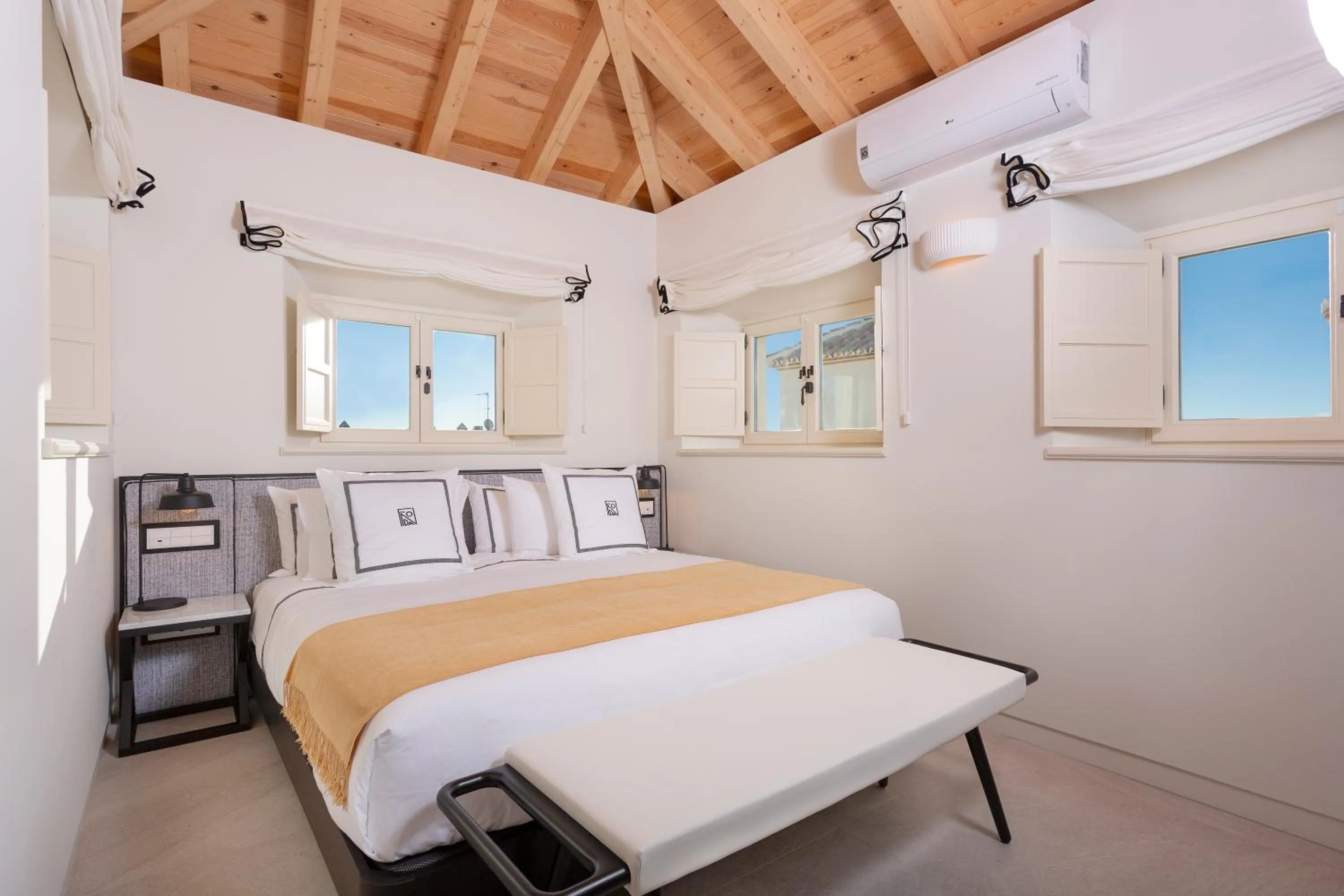 Bedroom, Bed in La Fonda Heritage Hotel Luxury, Relais & Châteaux